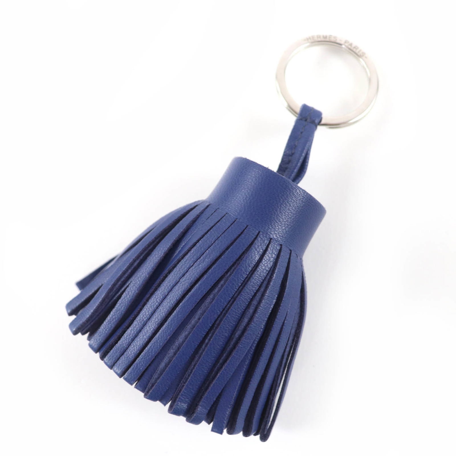 Keyring Agneau Milo Hermes: Keyring Agneau Milo Hermes Agneau Milo is a French material known for its softness and durability. This keyring features a blue Agneau Milo design, measuring 11.5cm x 8cm. Made by Hermes, a renowned F
