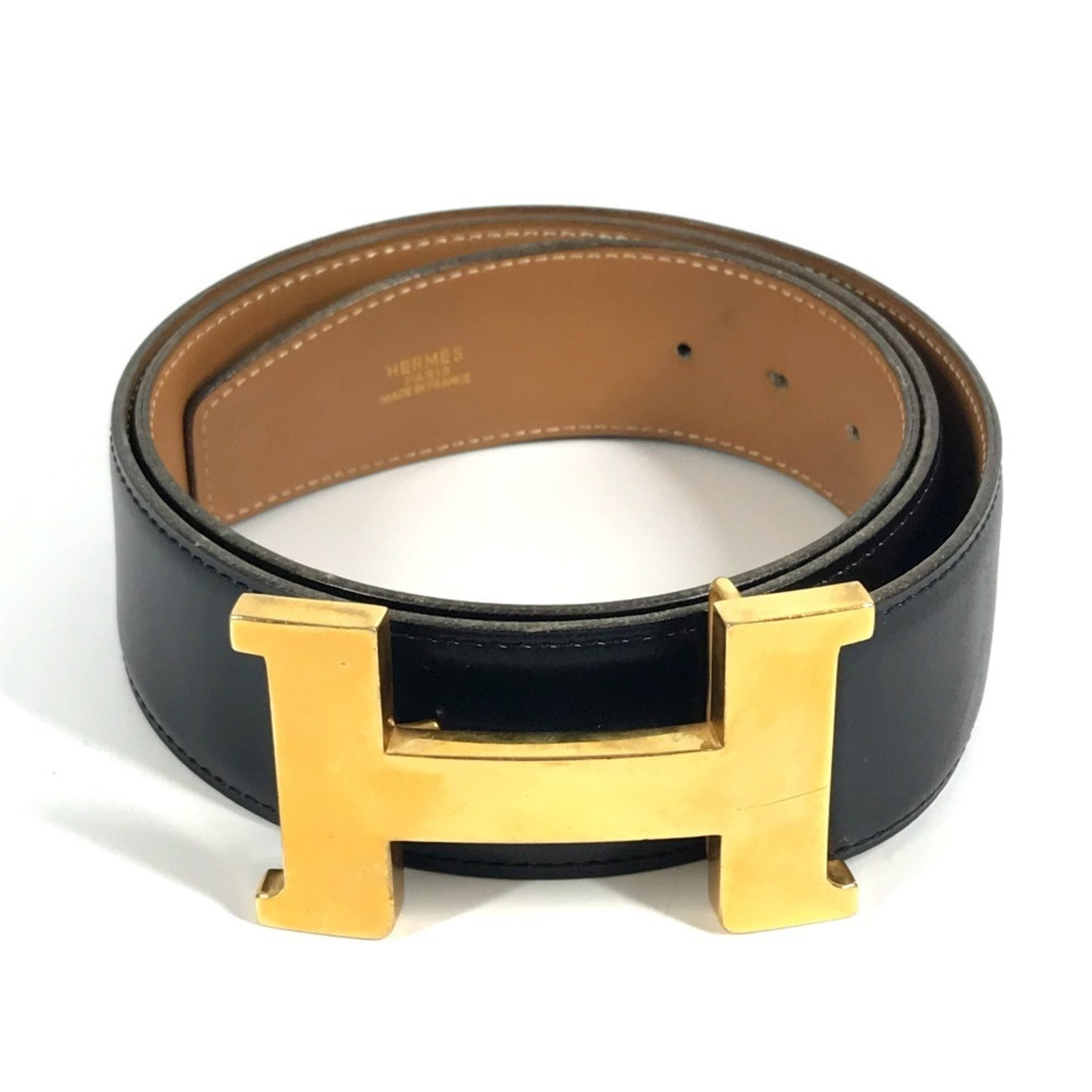Hermes Standard Belt: Hermes Standard Belt Made from high-quality leather, this Hermes Standard Belt features a classic design with a prominent hardware big logo. Its metal buckle adds a touch of sophistication, while the