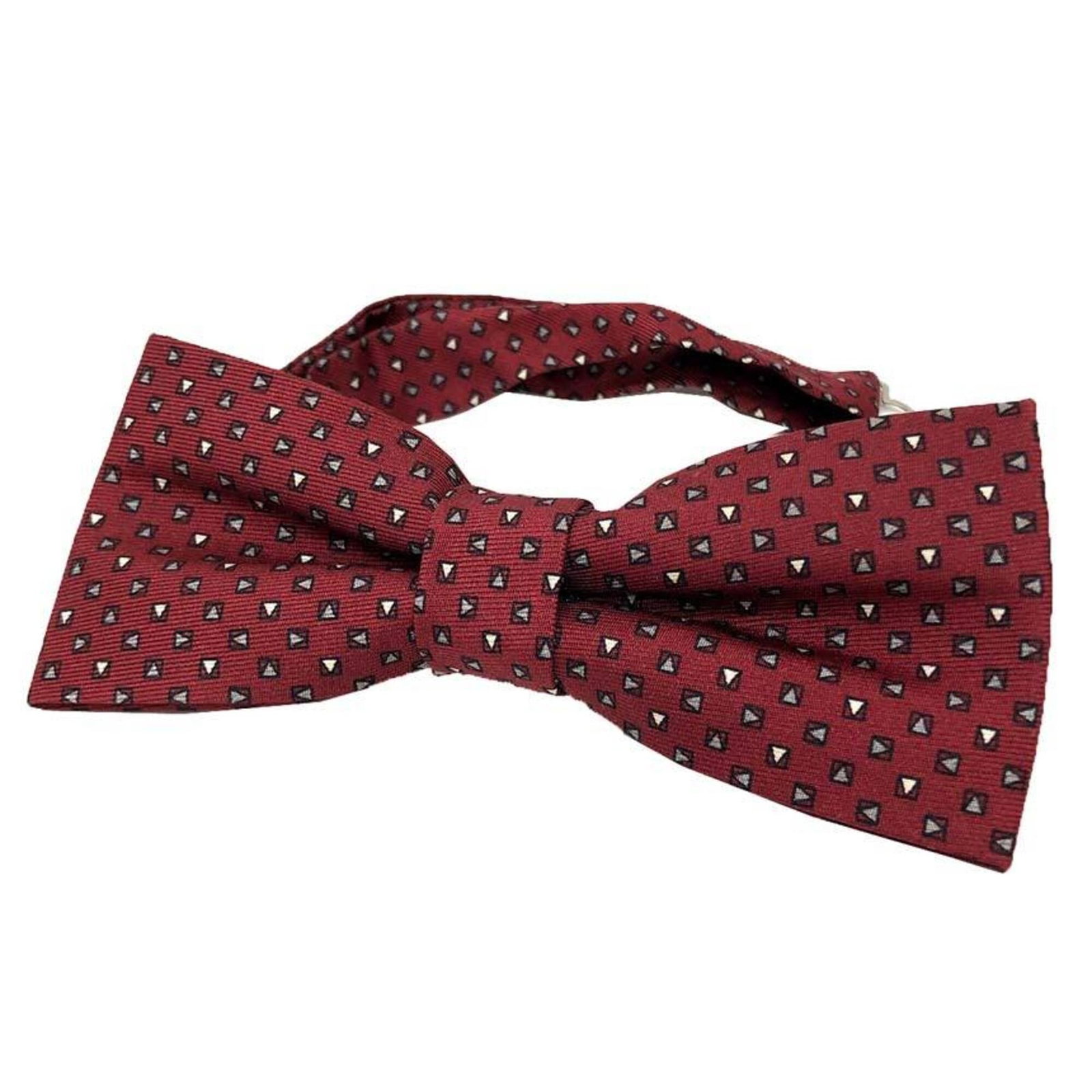 Silk Bow Tie Louis Vuitton: Silk Bow Tie Louis Vuitton Silk Bow Tie Louis Vuitton is made from 100% silk, featuring a brown color and measuring 12cm in total length and 5cm in width. This bow tie is crafted from high-quality mat