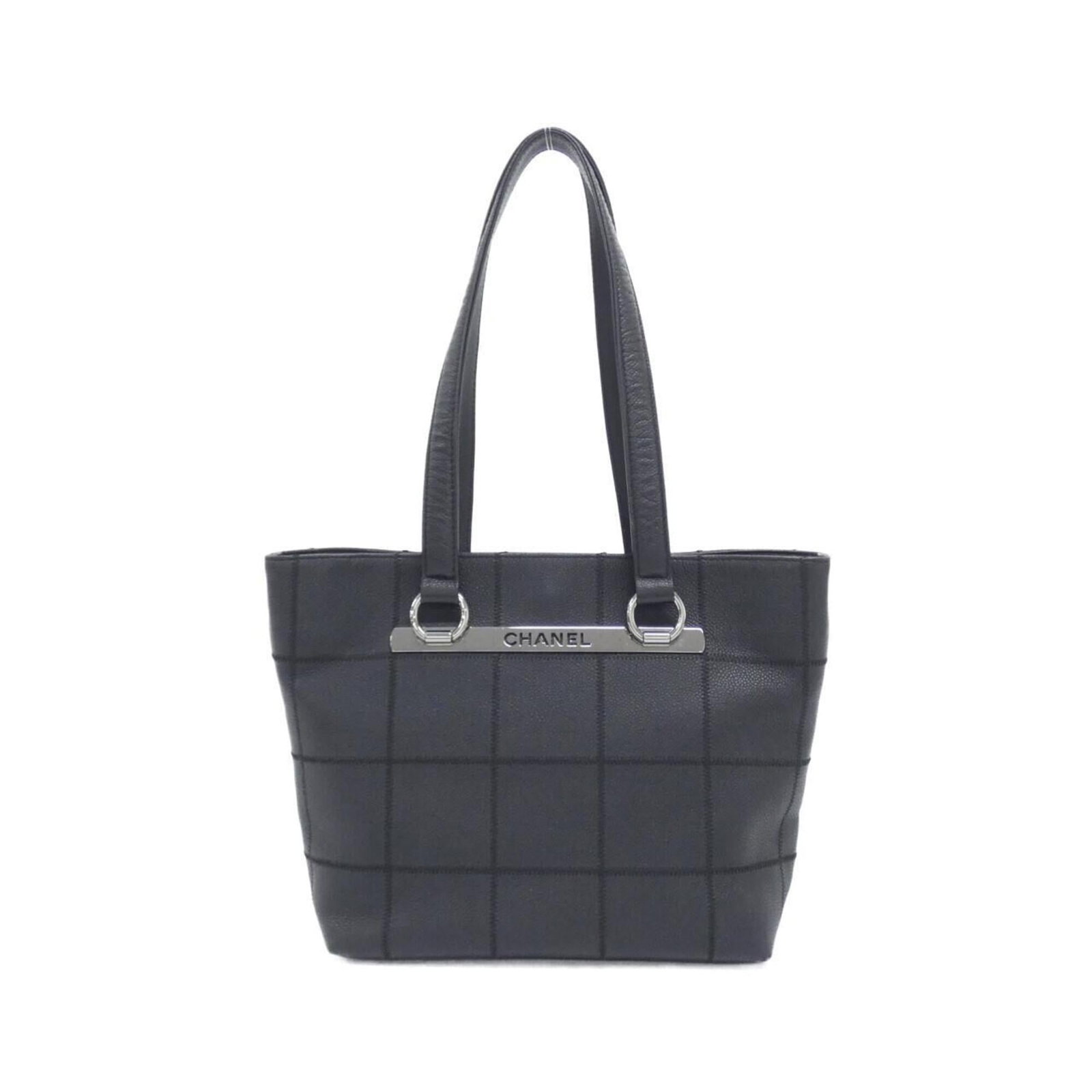 Calfskin Handbag Chanel: Calfskin Handbag Chanel Grained calfskin handbag from Chanel, available in black. Measuring 23cm x 24cm x 11cm, this style combines classic design with a sleek finish. The bag's dimensions and