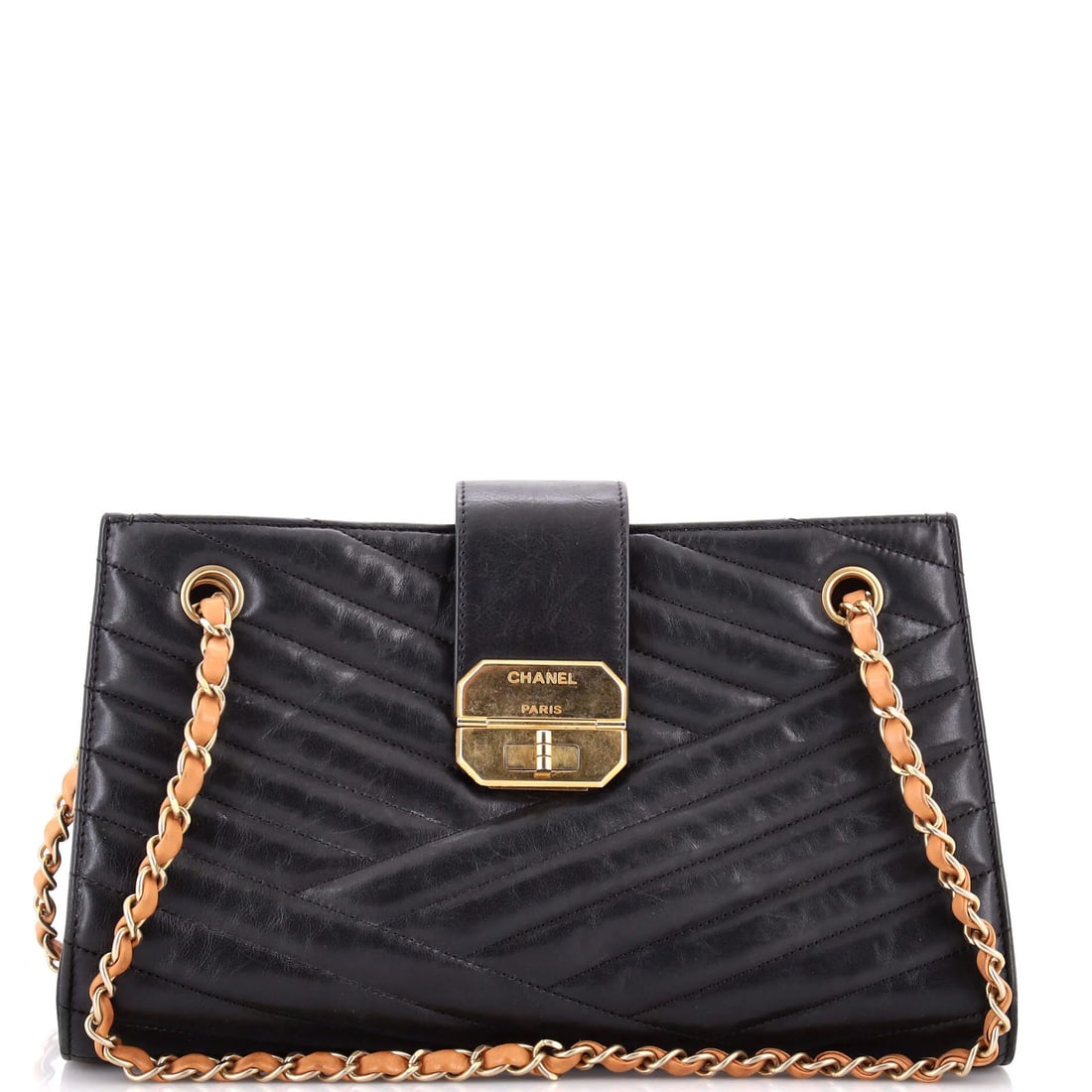 Leather Chevron Medium Tote Chanel: Leather Chevron Medium Tote Chanel The Chanel Gabrielle Tote Chevron in black leather is a medium-sized tote with a classic design. Featuring a chevron pattern on the exterior, this bag has a neutral