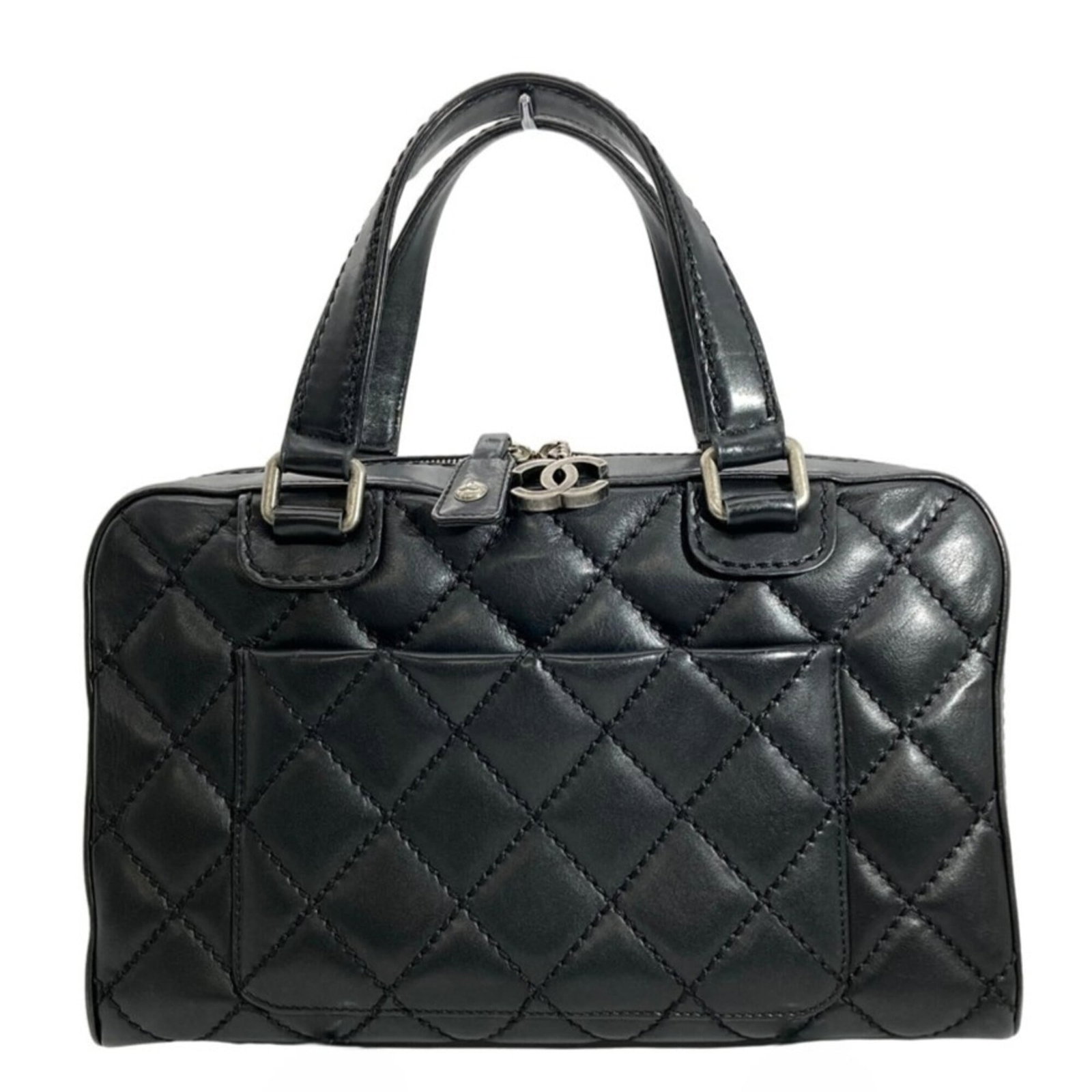 Boston Bag Handbag Chanel: Boston Bag Handbag Chanel This black Chanel Boston bag measures 20cm x 33cm x 12cm, offering a sleek and compact design. The bag's dimensions make it a versatile accessory for daily use. Its classic s
