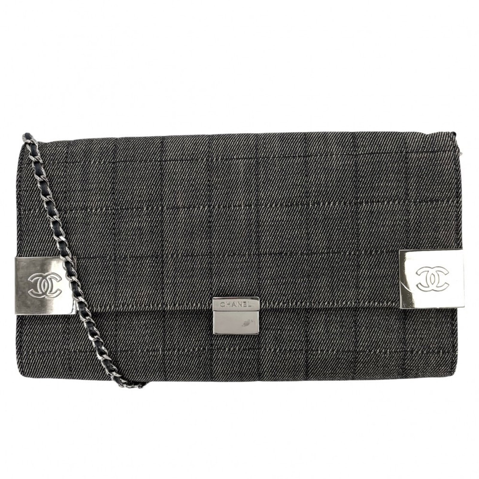 Shoulder Bag Denim Handbag: Shoulder Bag Denim Handbag Denim handbag in gray, measuring 17cm x 28cm x 4.5cm, features a signature from the artist. Made from denim material, this shoulder bag is a unique accessory. The bag's