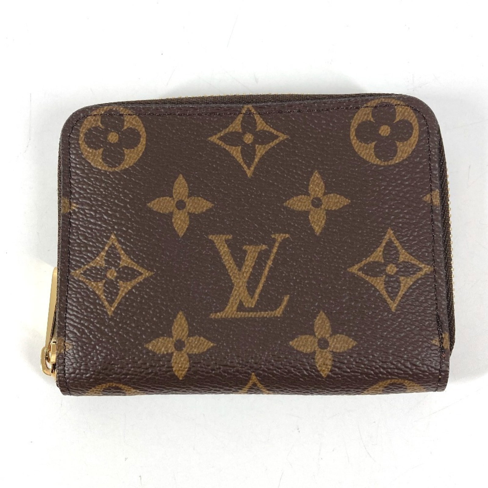 Coin purse Monogram Louis Vuitton: Coin purse Monogram Louis Vuitton Monogram Louis Vuitton coin purse features the iconic brand's signature monogram pattern in brown. Made from high-quality materials, this compact case measures 8.5cm 