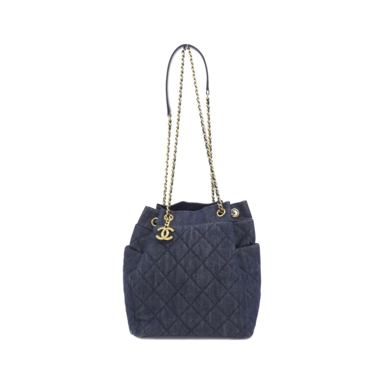 Shoulder Bag Denim Chanel: Shoulder Bag Denim Chanel Navy denim shoulder bag from Chanel, measuring 23cm x 20cm x 11cm. Made from denim material, this bag features a classic design with clean lines and a timeless silhouette.