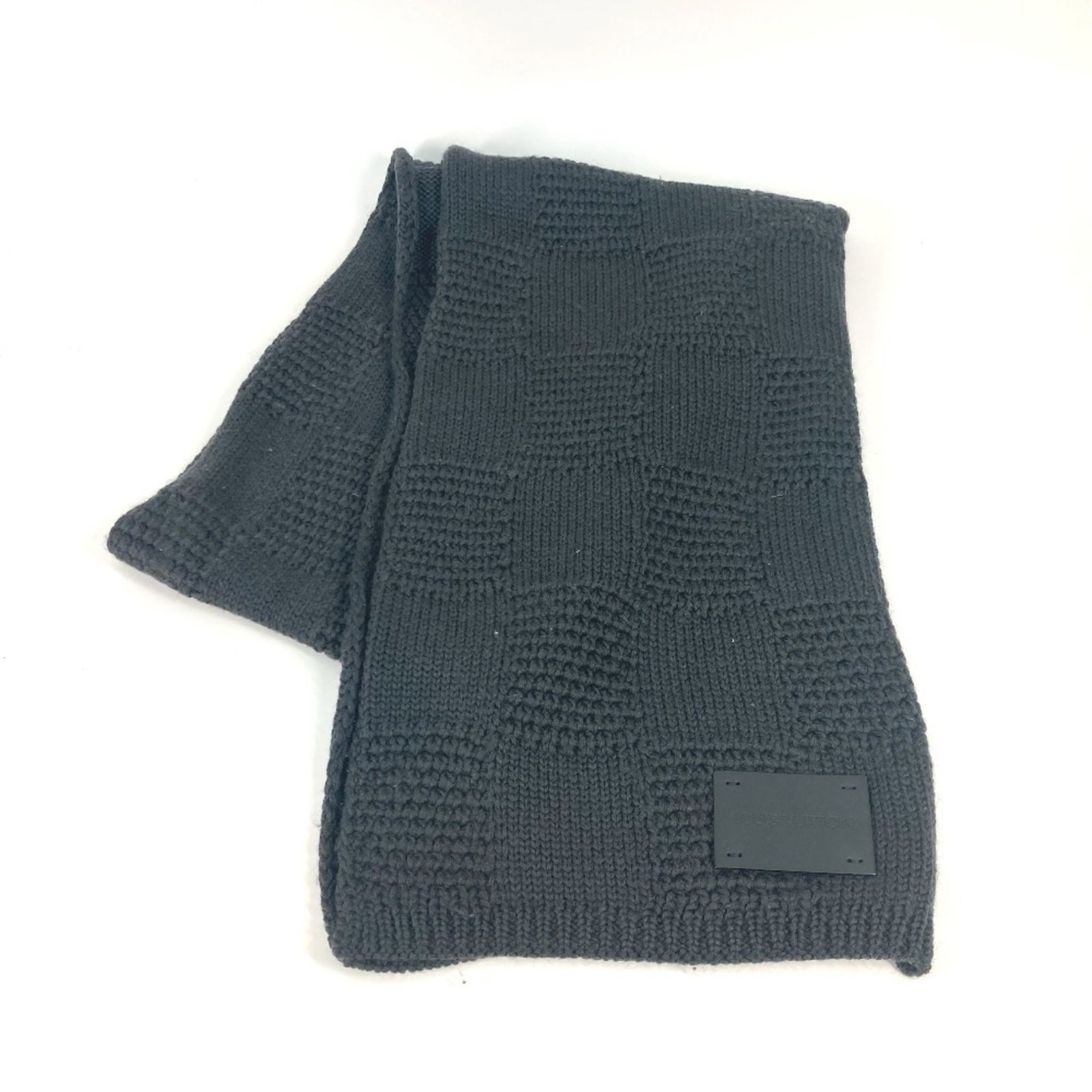 Louis Vuitton Stole Wool: Louis Vuitton Stole Wool Gray wool stole with a rectangular shape, measuring 1.66m x 25.5cm, features a distinctive Damier leather tag from Louis Vuitton. This unique accessory bears a signature,
