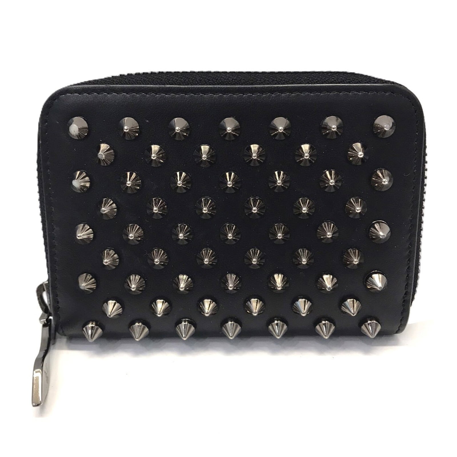 Christian Louboutin Coin Purse/ Coin Case Leather: Christian Louboutin Coin Purse/ Coin Case Leather Christian Louboutin Coin Purse/ Coin Case Leather is a sleek and sophisticated black leather coin purse. Measuring 8cm x 11cm x 2cm, it offers a