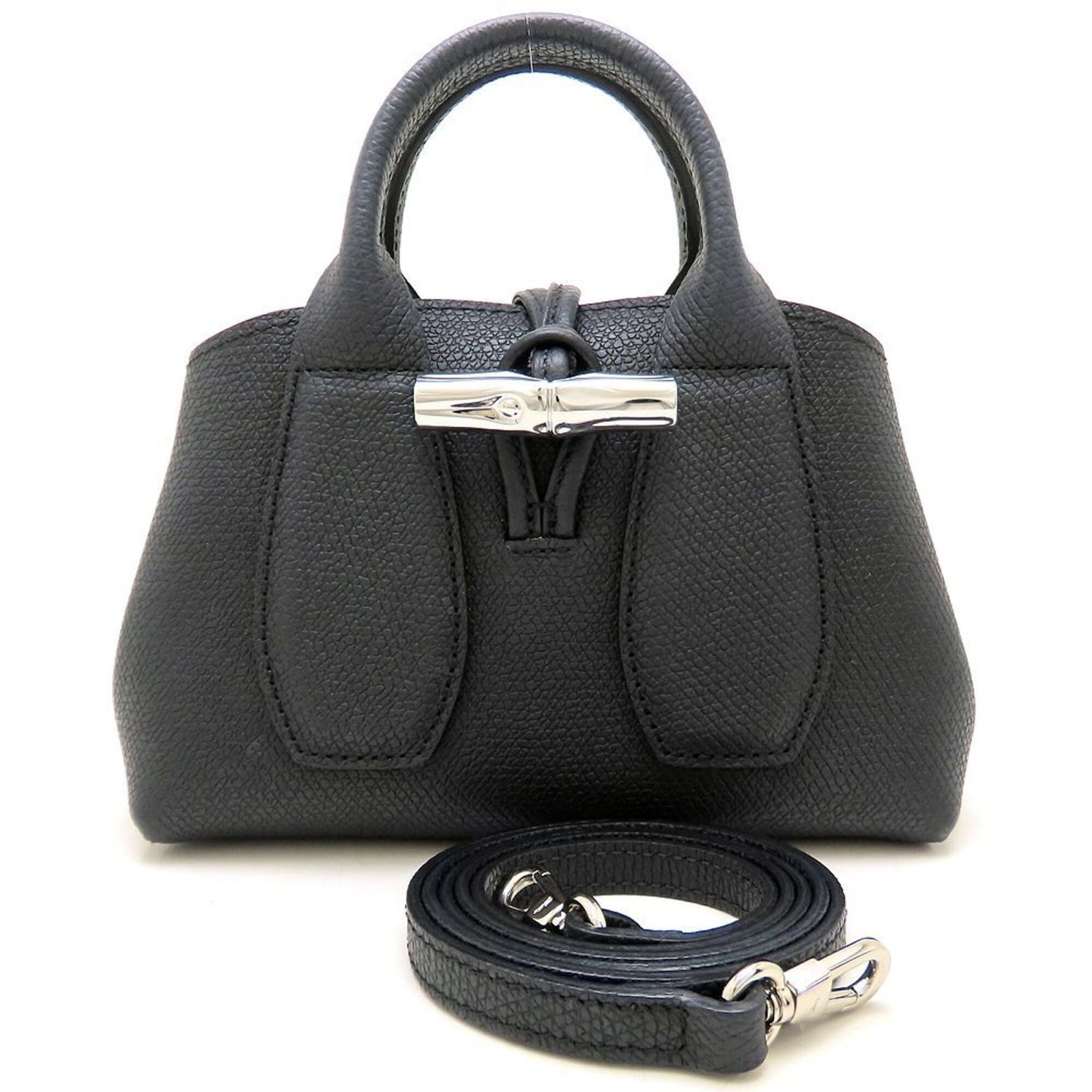 Shoulder Bag Leather Longchamp: Shoulder Bag Leather Longchamp Black Leather Shoulder Bag from Longchamp, measuring 13.5cm x 19cm x 7.5cm, offers a sleek and versatile design. Made from high-quality leather, this bag features a