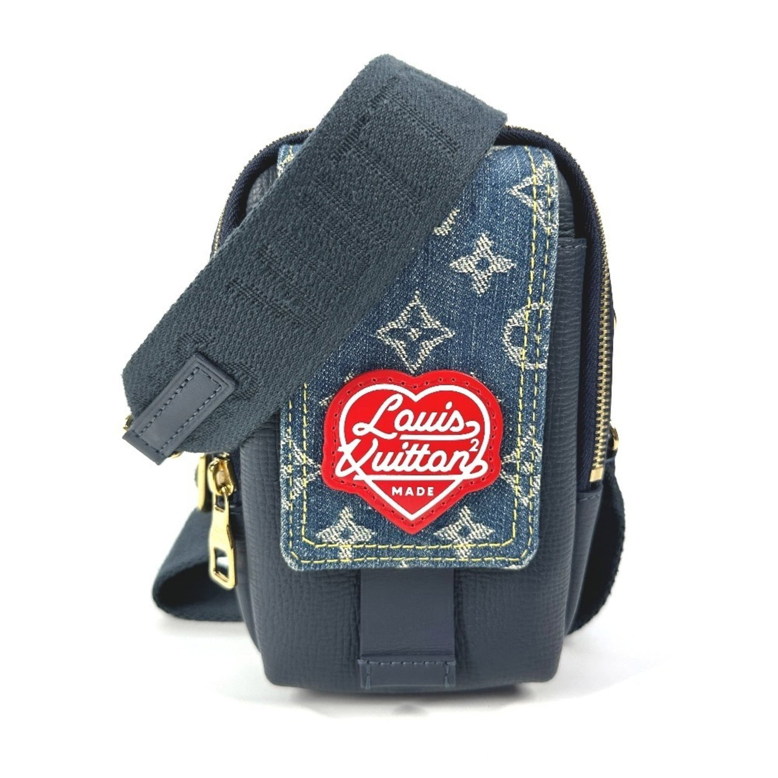 Leather Denim Bag Pouch Pochette Louis Vuitton: Leather Denim Bag Pouch Pochette Louis Vuitton Blue denim and leather come together in this Louis Vuitton Pochette bag, measuring 18cm x 11cm. The denim material adds a unique touch to the classic