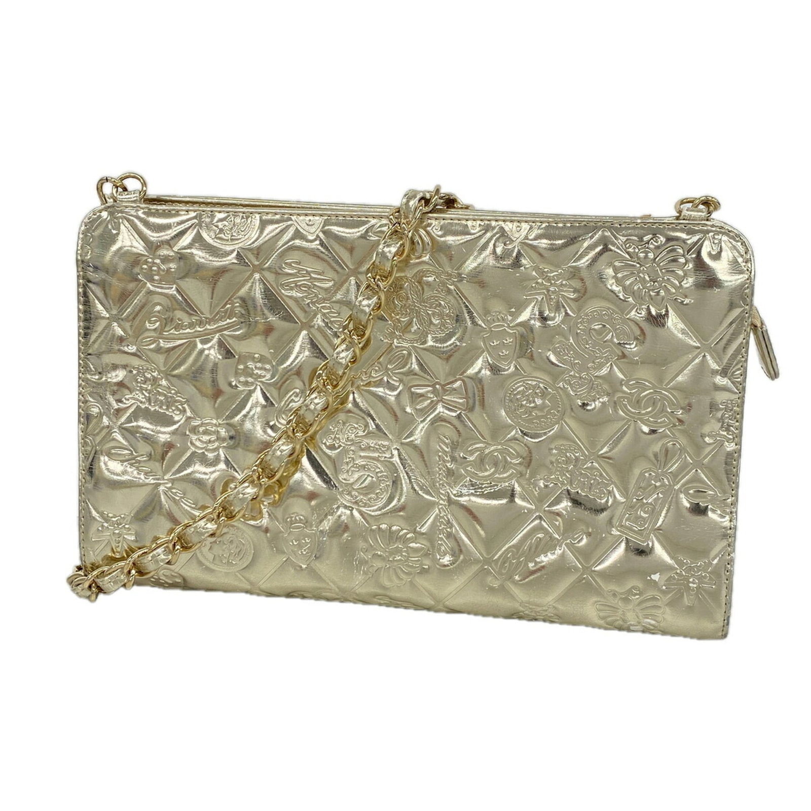 Patent Leather Chanel Bag Shoulder: Patent Leather Chanel Bag Shoulder Champagne gold patent leather adds a touch of elegance to this Chanel shoulder bag, measuring 14cm x 23cm x 7.5cm. The bag's classic design is complemented by its