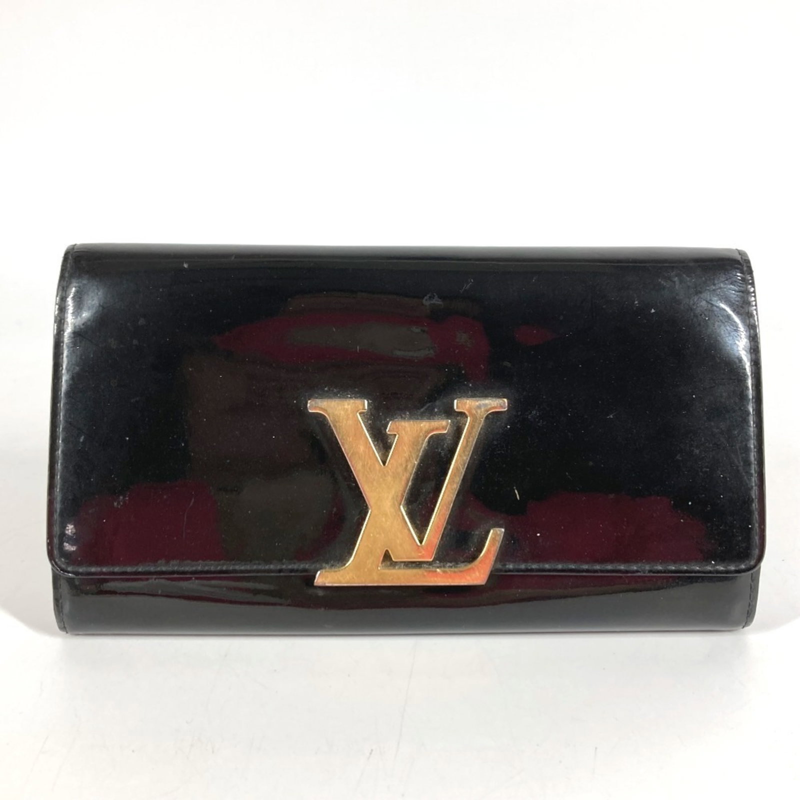 Louis Vuitton Long Wallet (Bi-Fold) Patent Leather: Louis Vuitton Long Wallet (Bi-Fold) Patent Leather Patent leather gives this Louis Vuitton bi-fold wallet a sleek, modern look. The black color and classic design make it a versatile accessory for eve