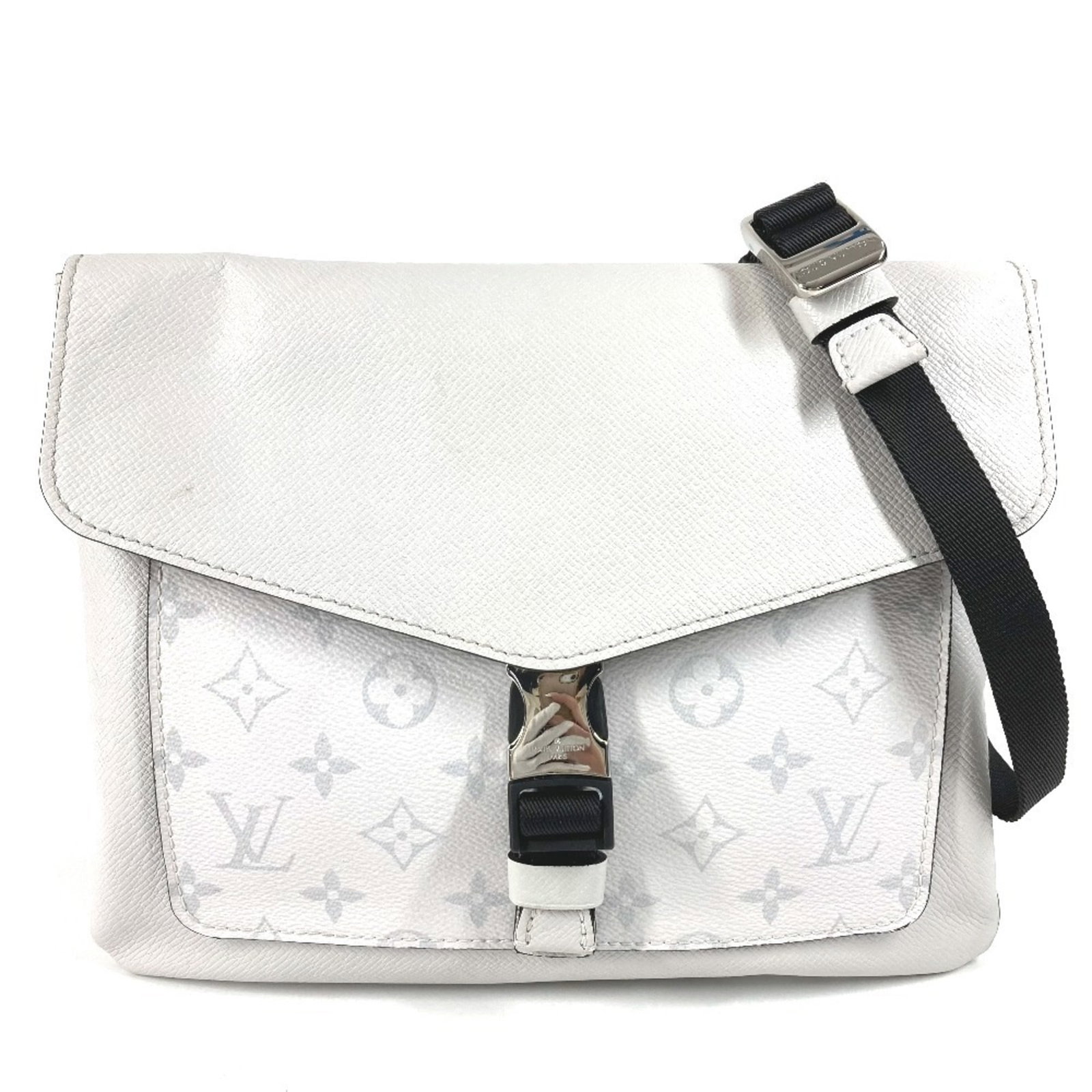 Bag Shoulder Louis Vuitton Taigarama: Bag Shoulder Louis Vuitton Taigarama White Taigarama shoulder bag from Louis Vuitton, measuring 22cm x 26.5cm. This bag features a classic design with a simple, monochromatic color scheme. Made from