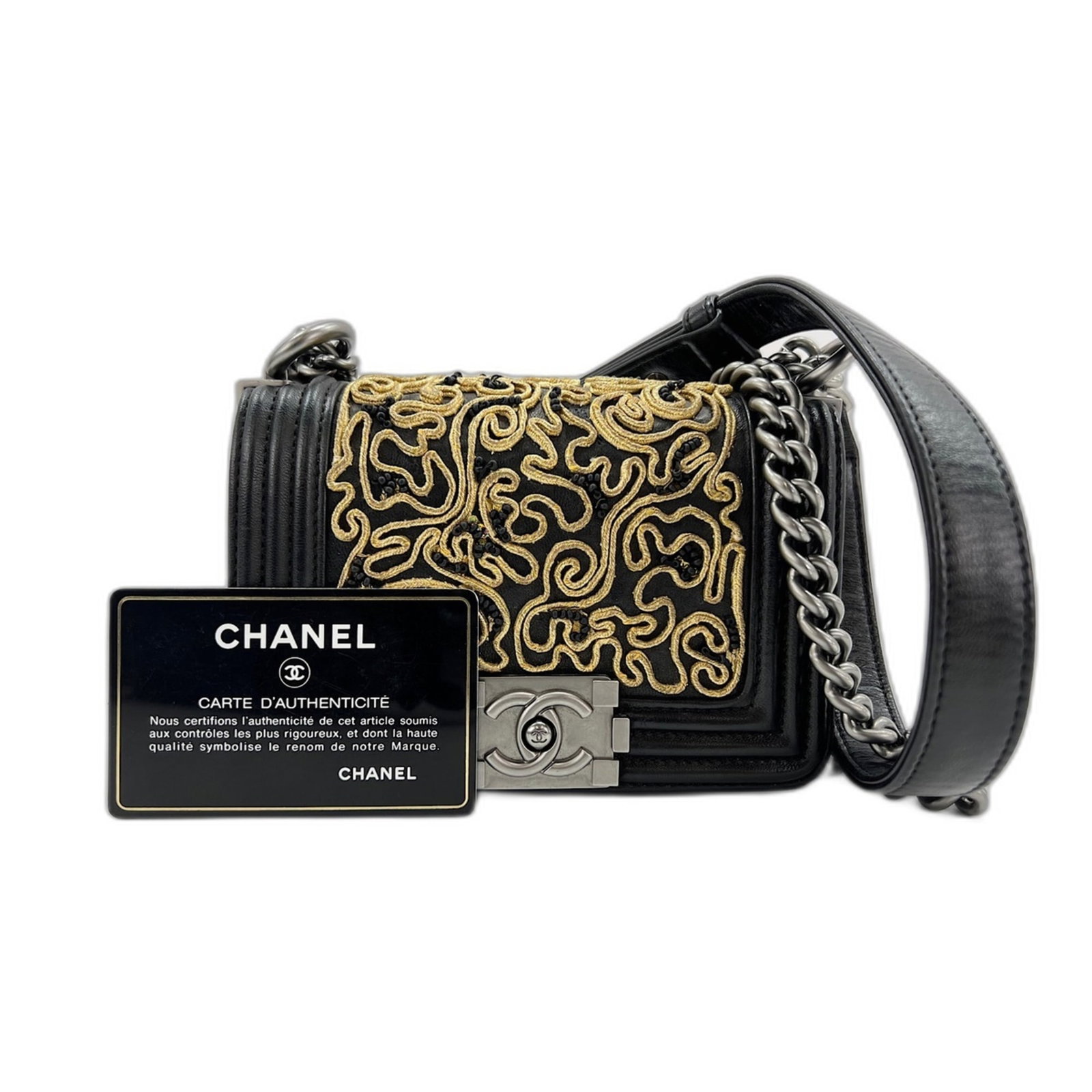 Shoulder Bag Leather Chanel: Shoulder Bag Leather Chanel Black leather shoulder bag from Chanel, measuring 11cm x 15cm x 4cm. This compact bag features classic Chanel design with clean lines and a timeless silhouette. Its sleek