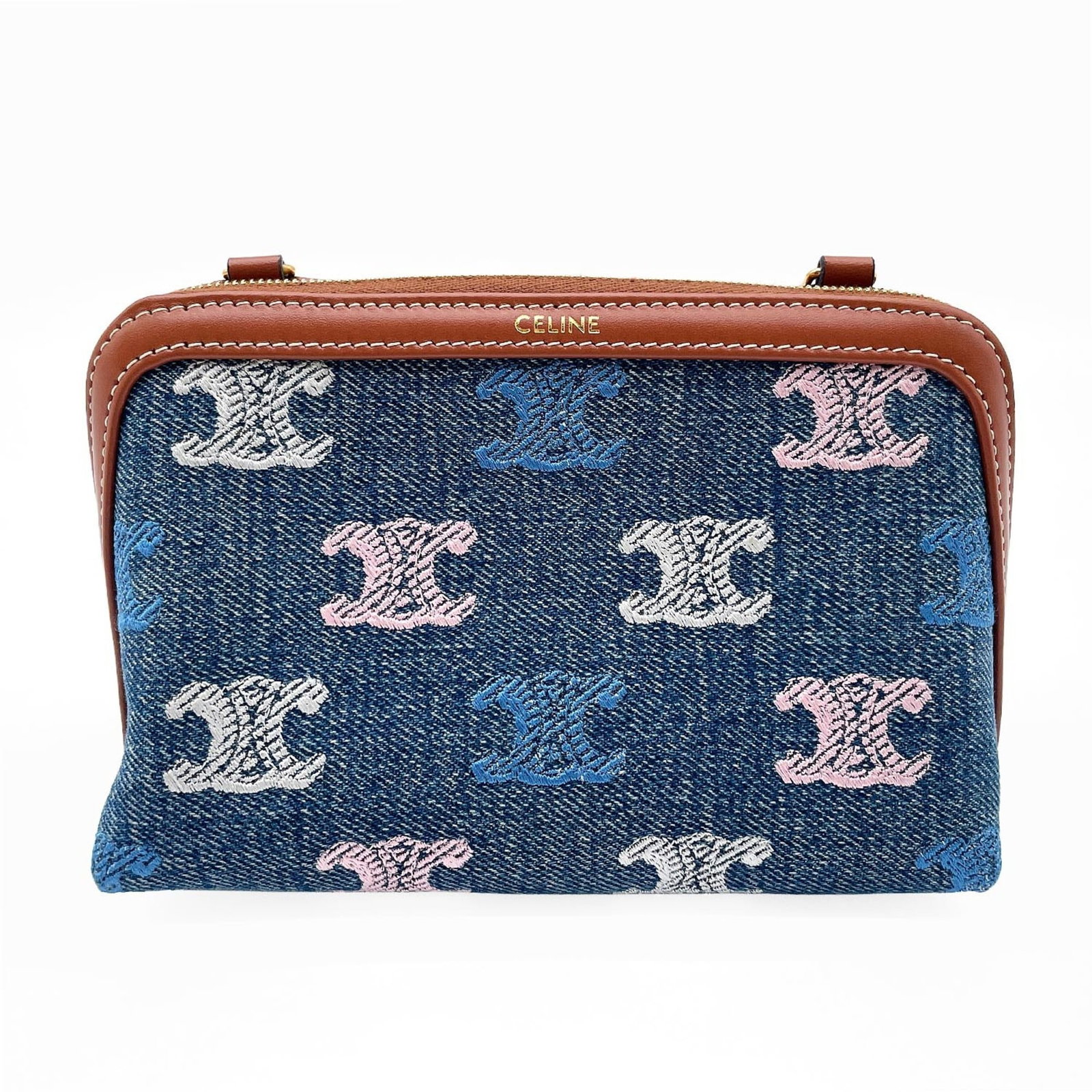 Celine clutch bag in denim: Celine clutch bag in denim The Celine denim clutch bag boasts a unique blend of style and versatility, with its denim material adding a touch of edginess to the classic design. Measuring 11.5cm x
