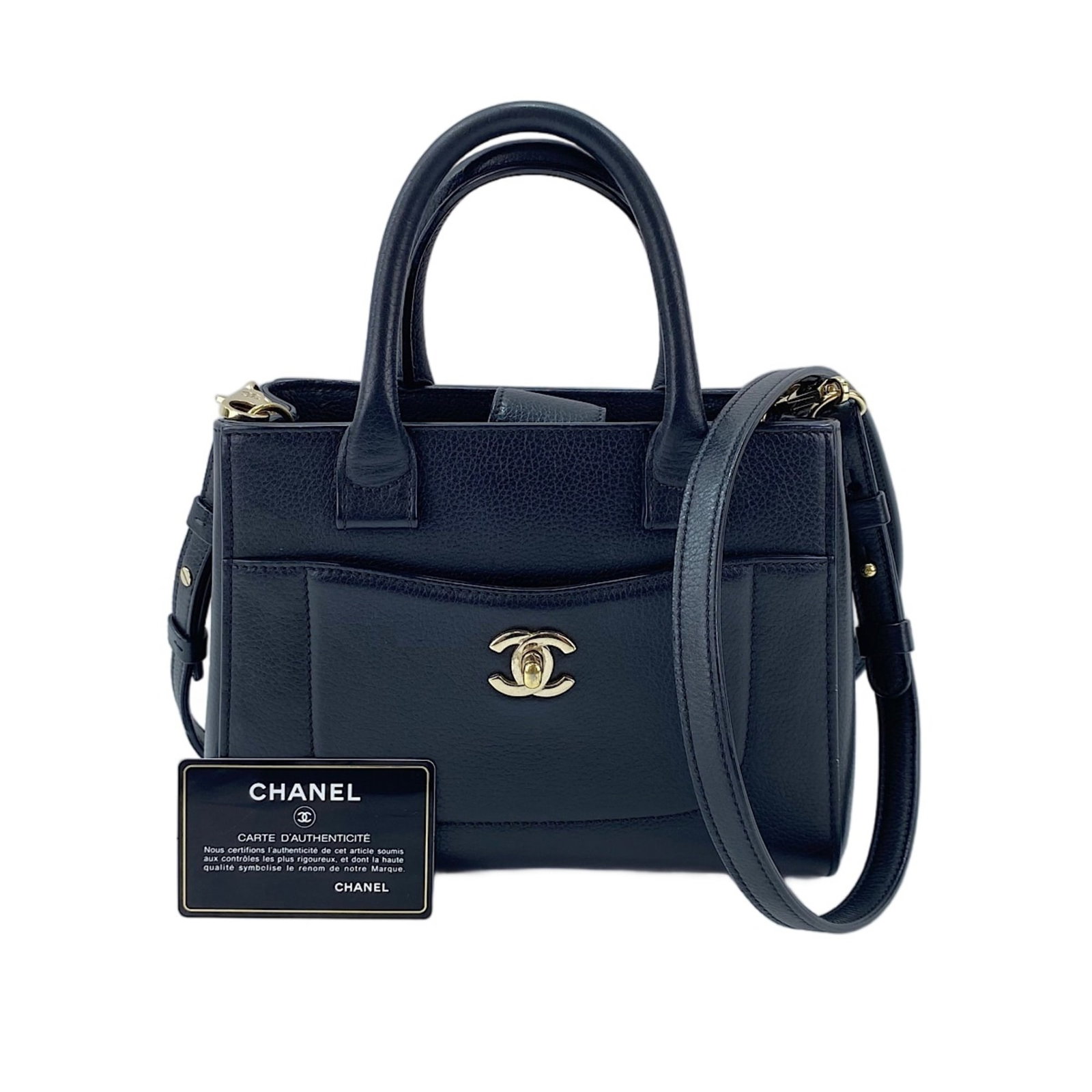 Handbag Chanel: Handbag Chanel This black Chanel handbag measures 17cm x 22cm x 10cm and features a sleek, compact design. The classic Chanel style is characterized by its timeless elegance and sophisticated look. Th