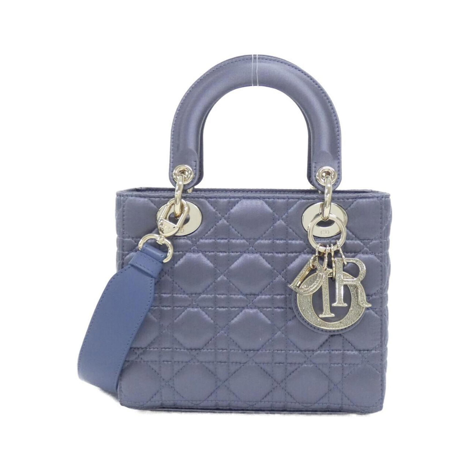 Dior Satin Handbag Christian: Dior Satin Handbag Christian The Dior Satin Handbag Christian boasts a stunning blue satin finish, perfectly capturing the essence of this iconic design. Measuring 17cm x 20cm x 8cm, this handbag is