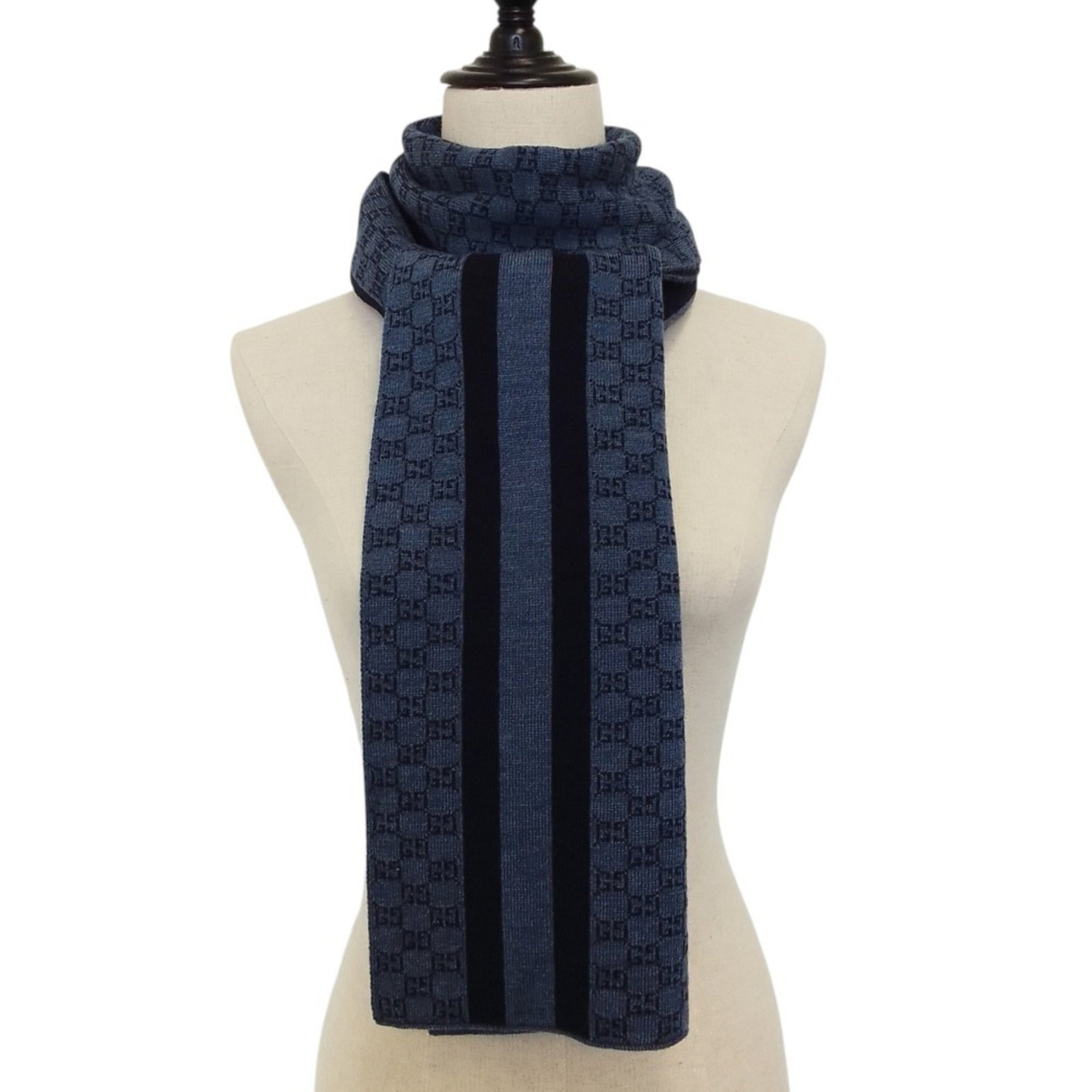 Scarf Gucci: Scarf Gucci Item Specifics: Brand: Gucci Number in Pack: 2 Type: Scarf Gender: Men,Women Color: Dark blue, Navy Size (LxW): 2.23m x 32cm / 87.99'' x 12.59'' Product Disclaimer: Minor wear from age or