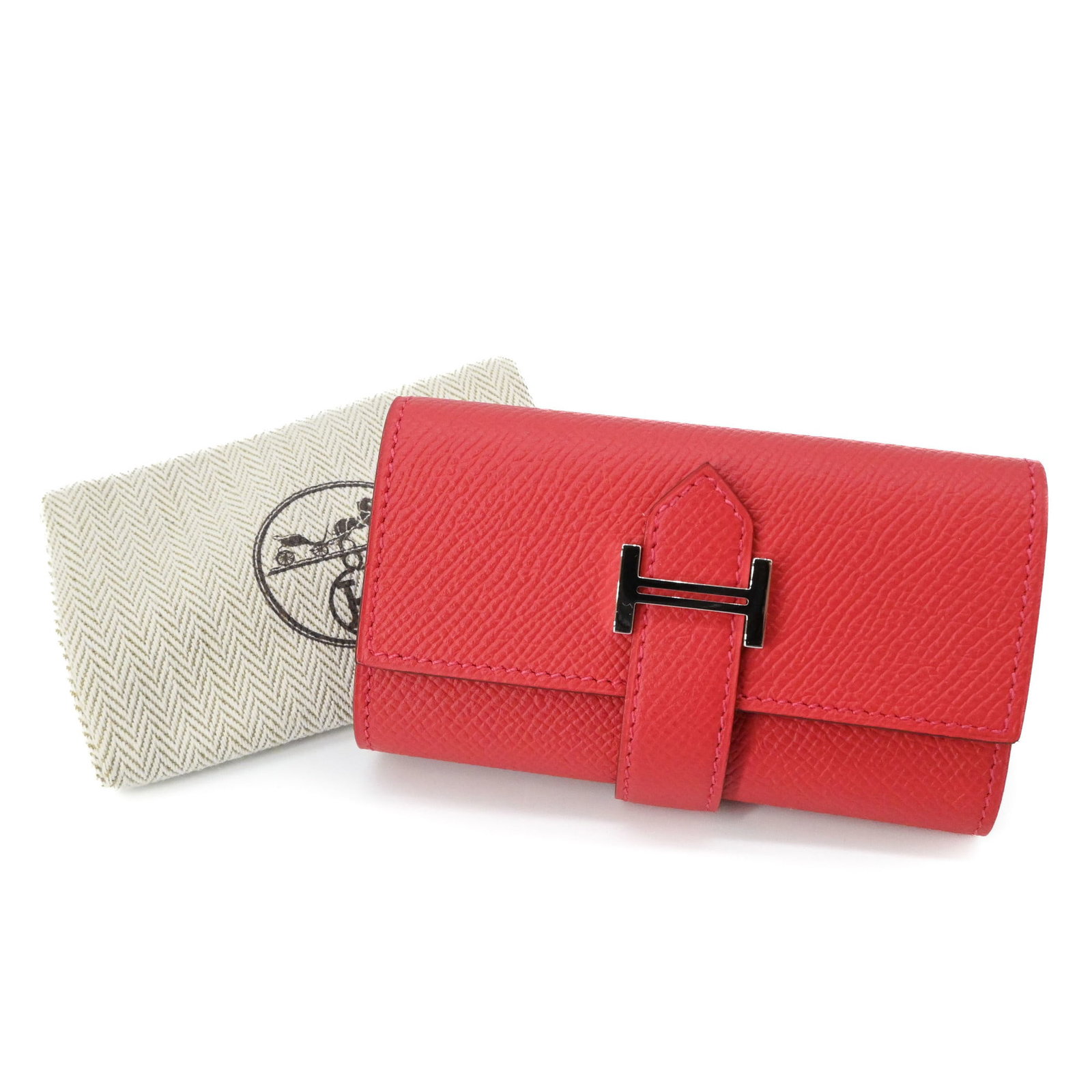 Epsom Leather Keycase Hermes: Epsom Leather Keycase Hermes Epsom leather provides a soft, supple touch to this compact keycase, available in a vibrant pink-red hue. Measuring 6cm x 10.5cm x 2.5cm, it offers a convenient space to