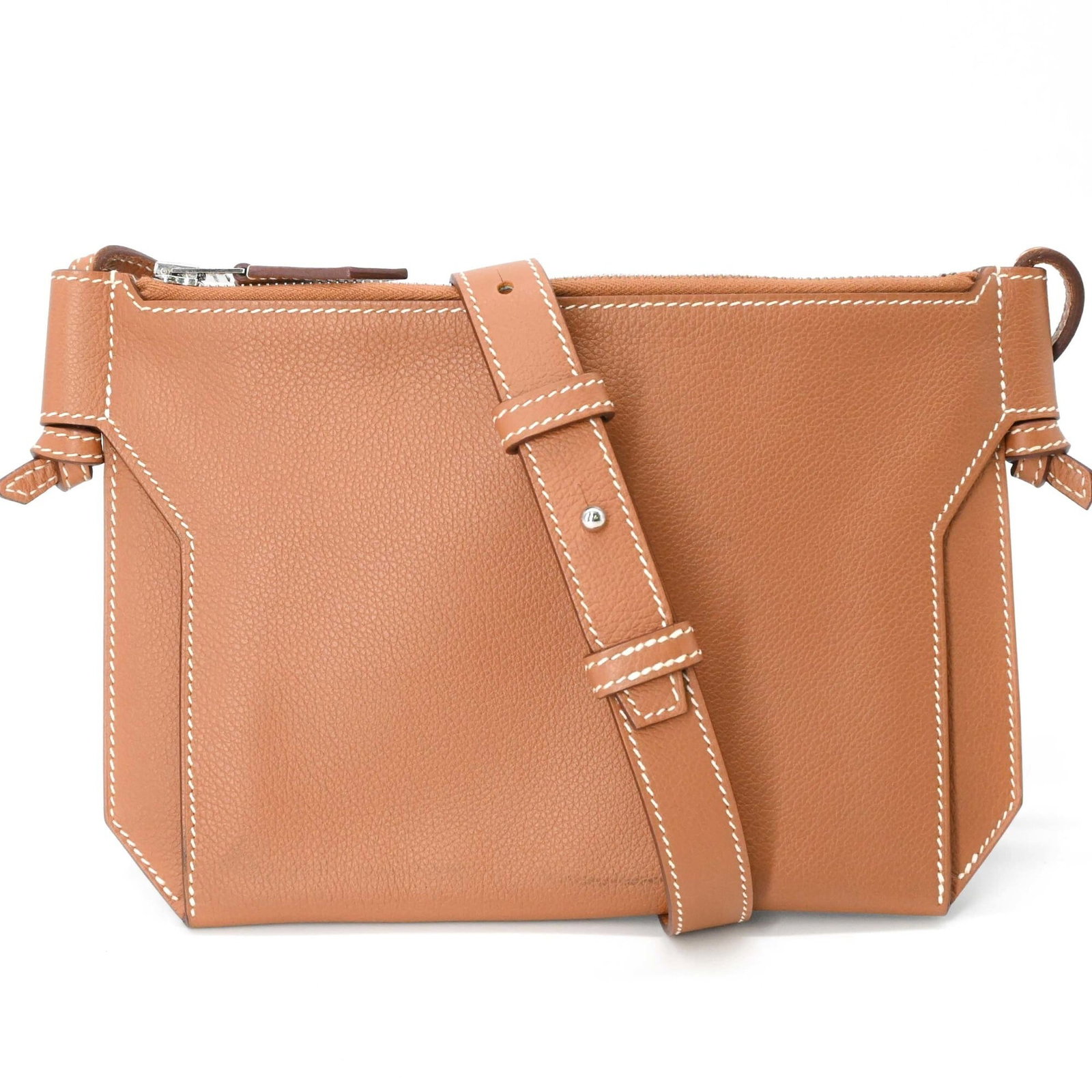 Shoulder Bag Evercalf Leather Hermes: Shoulder Bag Evercalf Leather Hermes Evercalf leather gives this shoulder bag a unique texture and durability, while its gold color adds a touch of sophistication. Measuring 16.5cm x 24cm x 1cm, this 