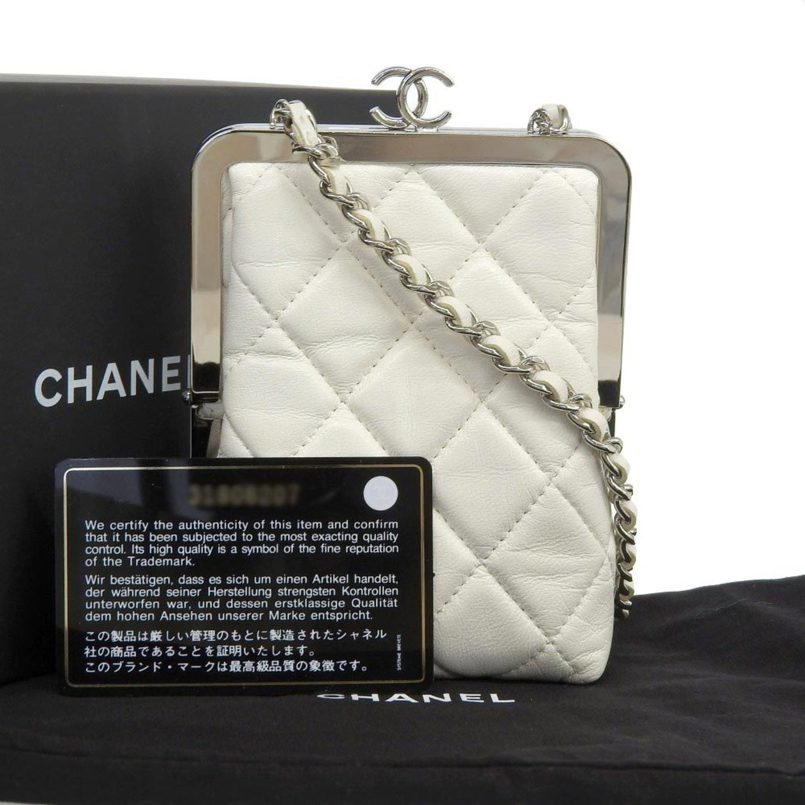 Shoulder Bag Leather Chanel: Shoulder Bag Leather Chanel White leather shoulder bag with a classic ball clasp closure, designed for a timeless and elegant look. Measuring 13cm x 10cm x 4cm, this bag is perfect for everyday use. C