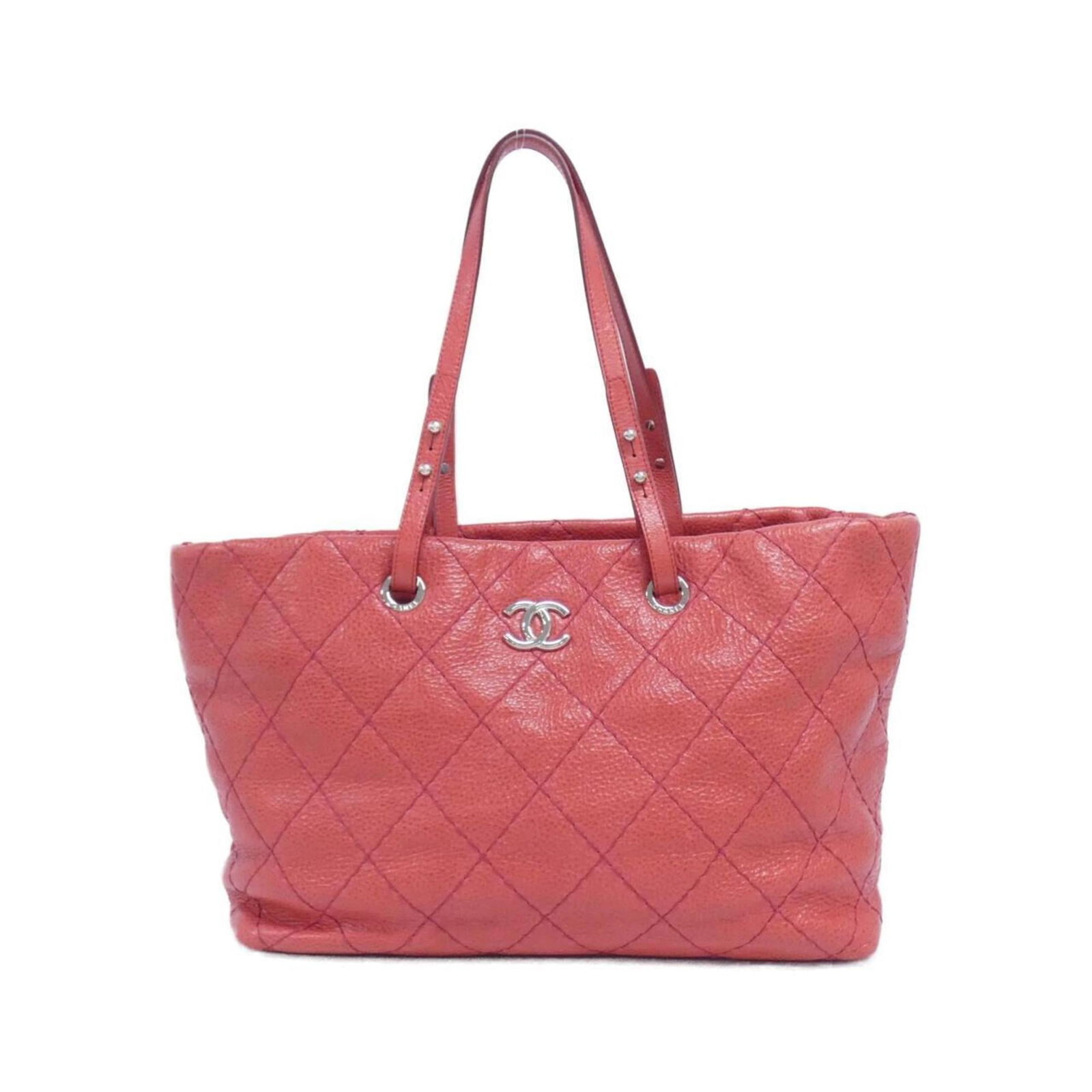 Handbag Leather from Chanel: Handbag Leather from Chanel This pink Chanel handbag features high-quality leather construction, a classic design, and comes with a dust bag and guarantee card for added convenience. Measuring 25cm x 