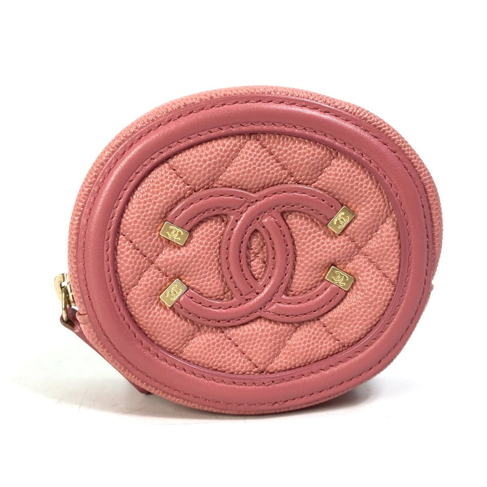 Coin purse in leather case: Coin purse in leather case Pink leather coin purse in a classic Chanel design, measuring 9.5cm x 8.5cm x 3.7cm. The item features a signature, adding a touch of elegance to its design. Made from
