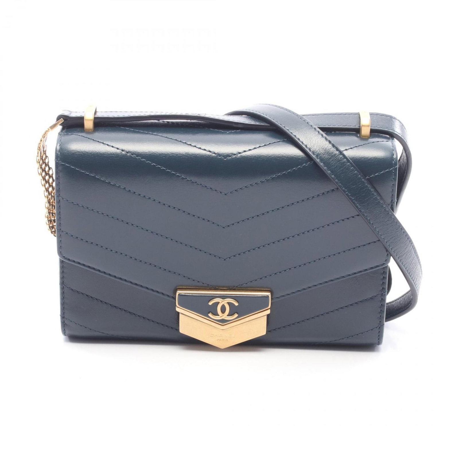 Shoulder Bag Leather Handbag Chanel: Shoulder Bag Leather Handbag Chanel This Chanel shoulder bag is crafted from high-quality leather, featuring a striking green color. Measuring 13cm x 19cm x 7cm, it offers a spacious and stylish