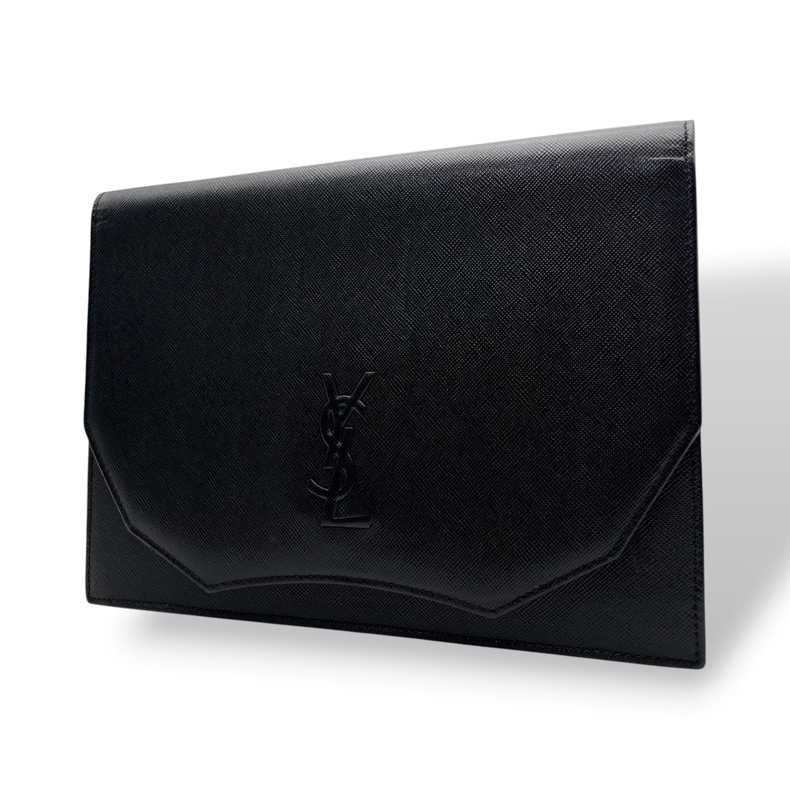 Yves Saint Laurent Handbag Leather Bag Clutch: Yves Saint Laurent Handbag Leather Bag Clutch This sleek Yves Saint Laurent clutch bag is crafted from high-quality black leather, measuring 18cm x 24cm x 5cm. Its classic design makes it a versatile