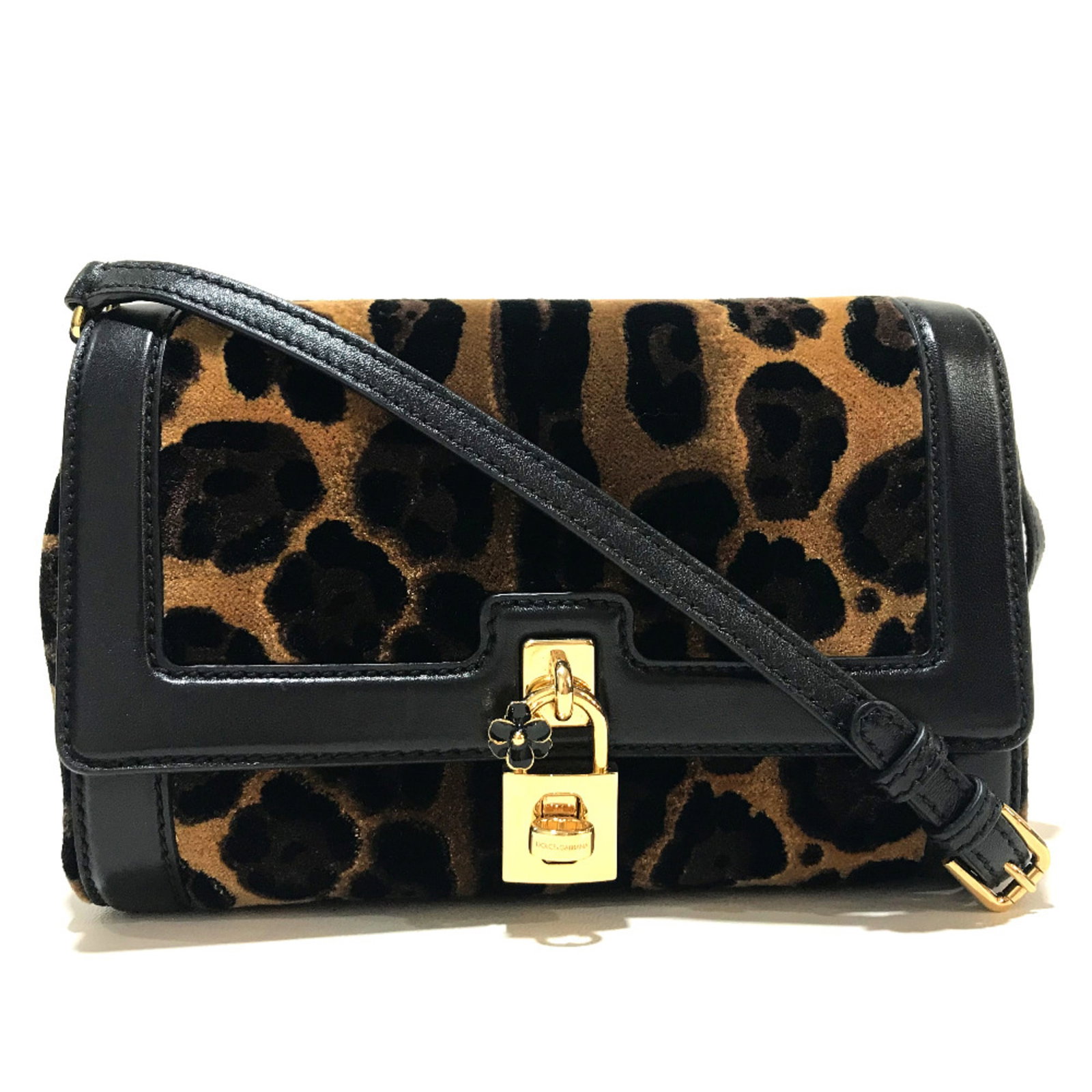 Shoulder Bag Leather Dolce Gabbana: Shoulder Bag Leather Dolce Gabbana Black leather shoulder bag from Dolce & Gabbana, measuring 21.5cm x 6cm x 14cm. The bag's sleek design and classic style make it a timeless accessory. With its