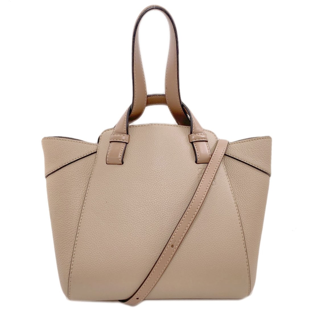 2Way Calf Handbag Nugget Hammock Loewe: 2Way Calf Handbag Nugget Hammock Loewe Calf skin handbag with a brown exterior, featuring a 2Way Calf design, and a Nugget Hammock style. This LOEWE handbag showcases a unique and stylish exterior