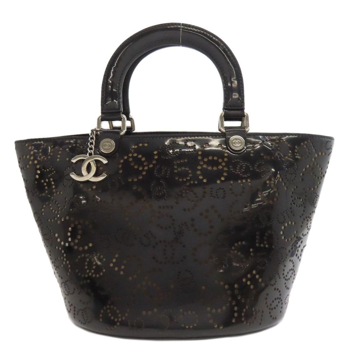 Coco Mark Enamel Handbag Silverhardware Chanel Punching: Coco Mark Enamel Handbag Silverhardware Chanel Punching Black enamel handbag with silver hardware from CHANEL, featuring a distinctive punching detail. The bag's sleek design and striking enamel