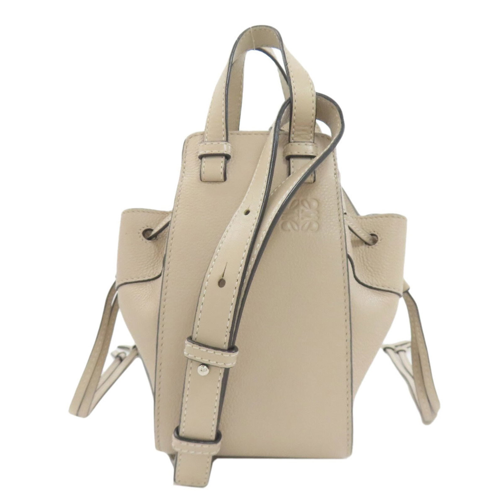 Handbag Leather Handbag: Handbag Leather Handbag This grayish leather handbag features a classic design with a subtle size, measuring 20cm x 10.5cm x 15.5cm. Made from high-quality leather, its timeless style makes it a versa