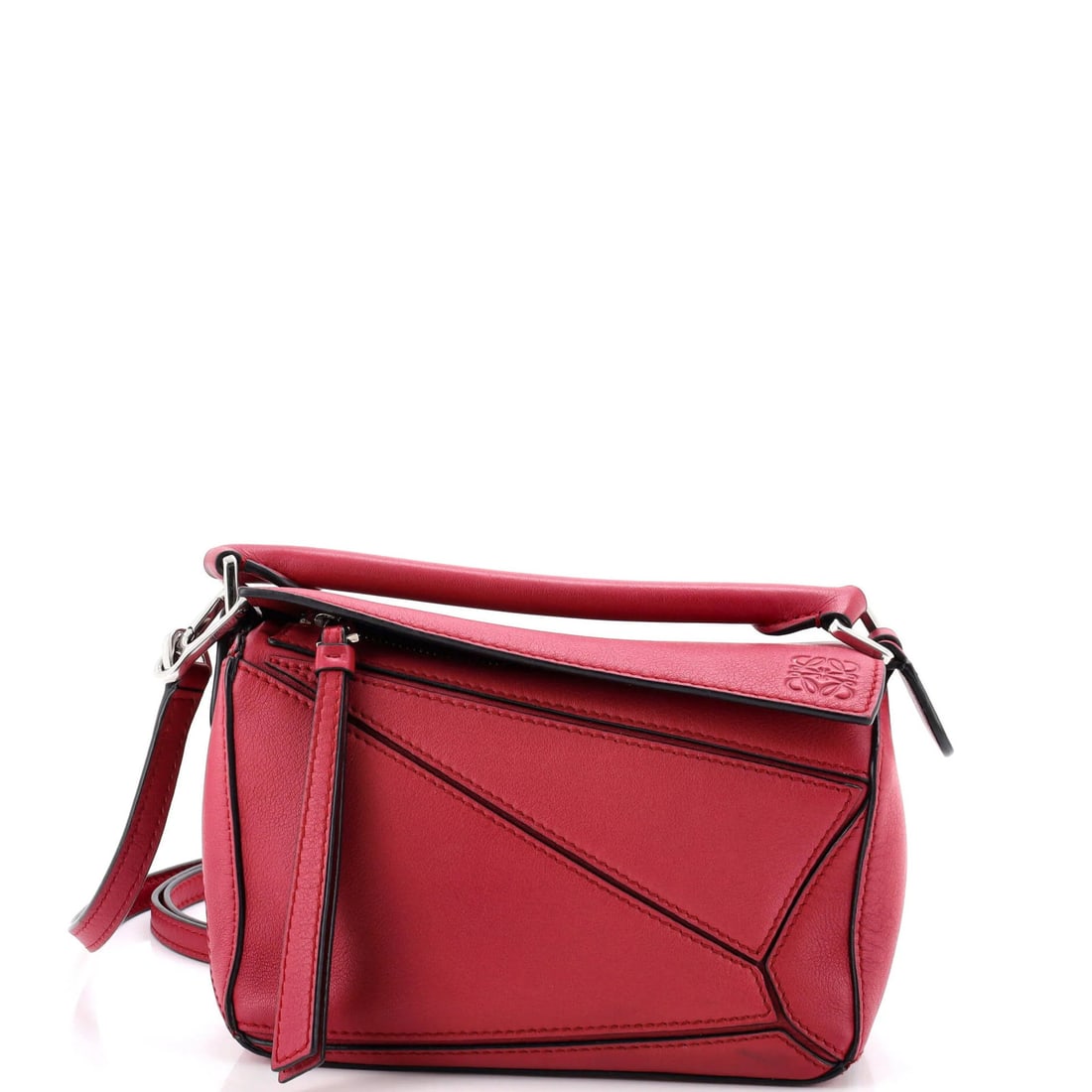 Loewe Puzzle Bag Leather Mini: Loewe Puzzle Bag Leather Mini This stunning Loewe Puzzle Bag Leather Mini is a vibrant red cross body bag with a neutral interior. With its sleek design and minor scuffs, it adds a touch of sophistica