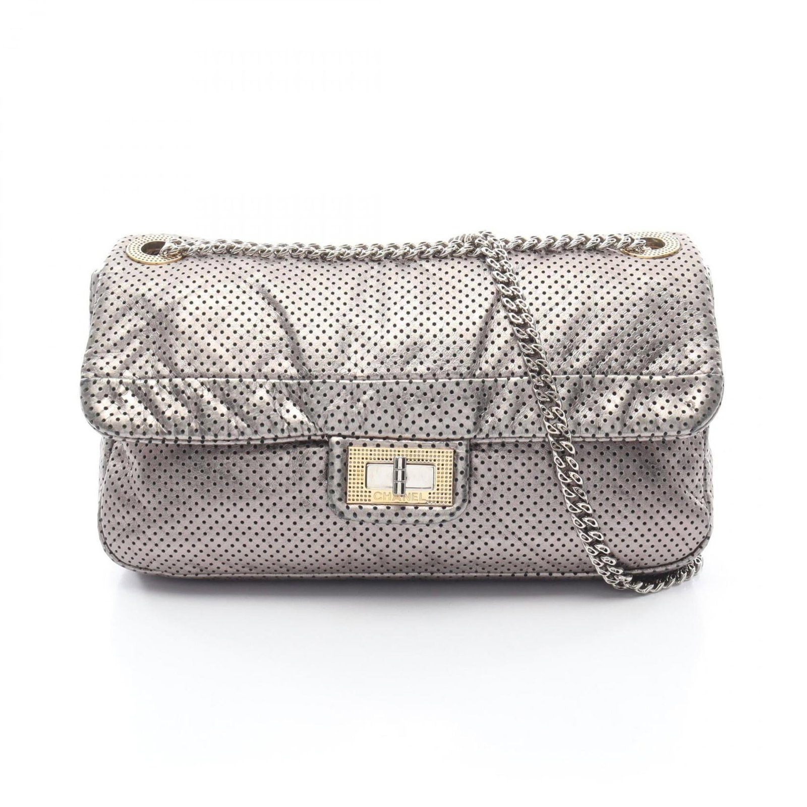 Shoulder Bag Leather Chanel: Shoulder Bag Leather Chanel Silver leather shoulder bag from Chanel, measuring 17cm x 28cm x 5.5cm. This bag features high-quality leather construction and a sleek, silver color. A stylish and