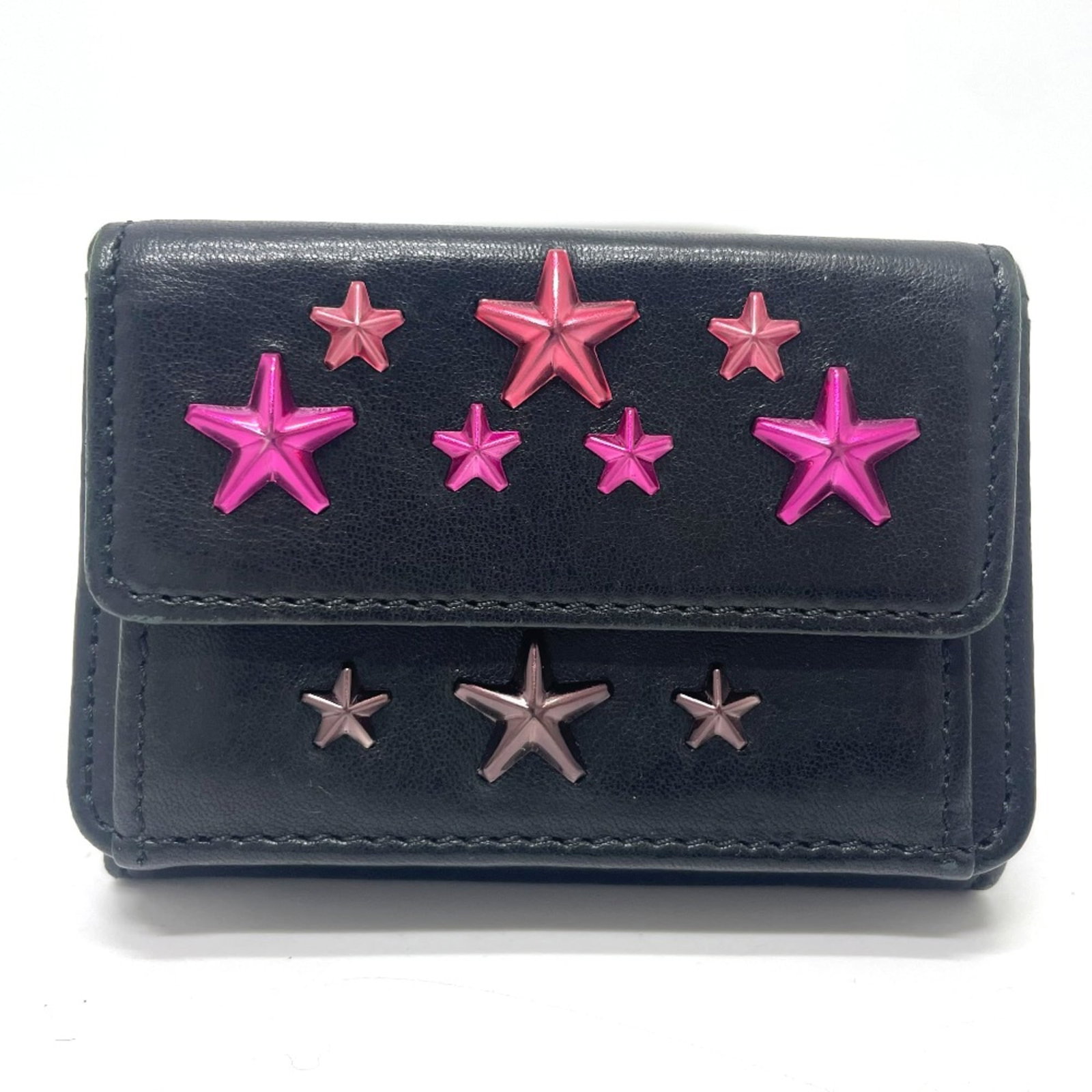 Choo Wallet Tri Fold Leather: Choo Wallet Tri Fold Leather Black leather tri-fold wallet with clean lines and classic design, measuring 10cm x 7.5cm x 3cm. Perfectly sized for everyday use, this stylish wallet features a sleek