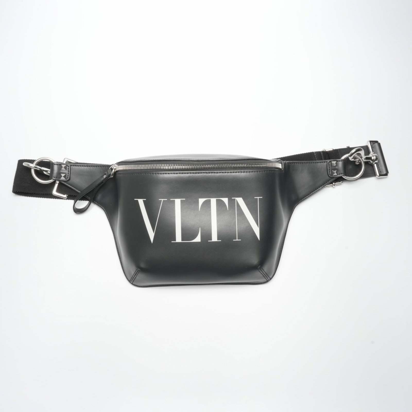 Shoulder Bag Valentino: Shoulder Bag Valentino Black shoulder bag from Valentino, Italy, measuring 17cm x 27cm x 5cm. This sleek and stylish bag features a classic design with a black color that exudes sophistication. Its co