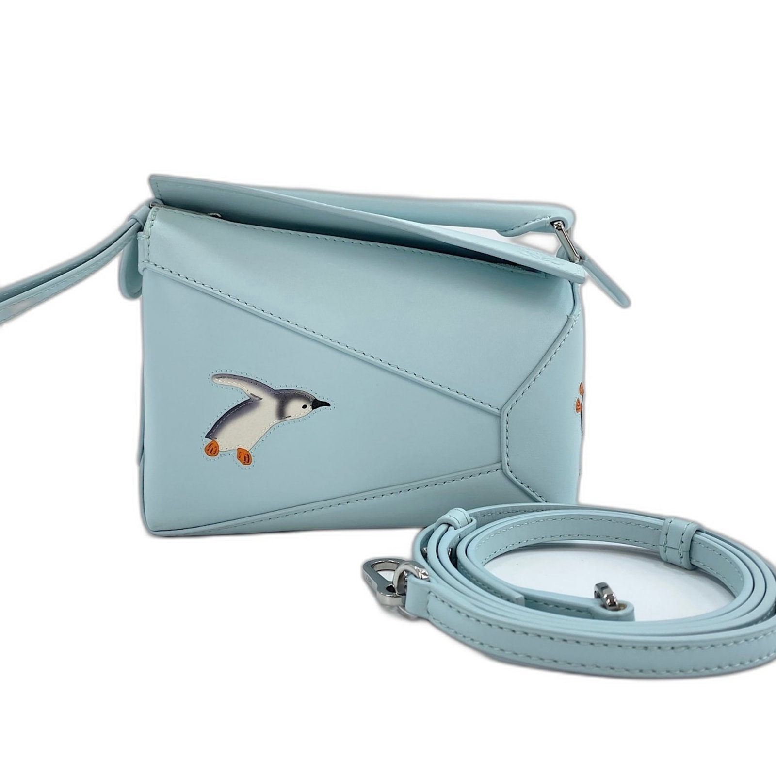 Handbag Leather Handbag: Handbag Leather Handbag Blue leather handbag with a compact size of 12cm x 17cm x 8cm, perfect for everyday carry. Made from high-quality leather, this handbag features a sleek design that adds a touc