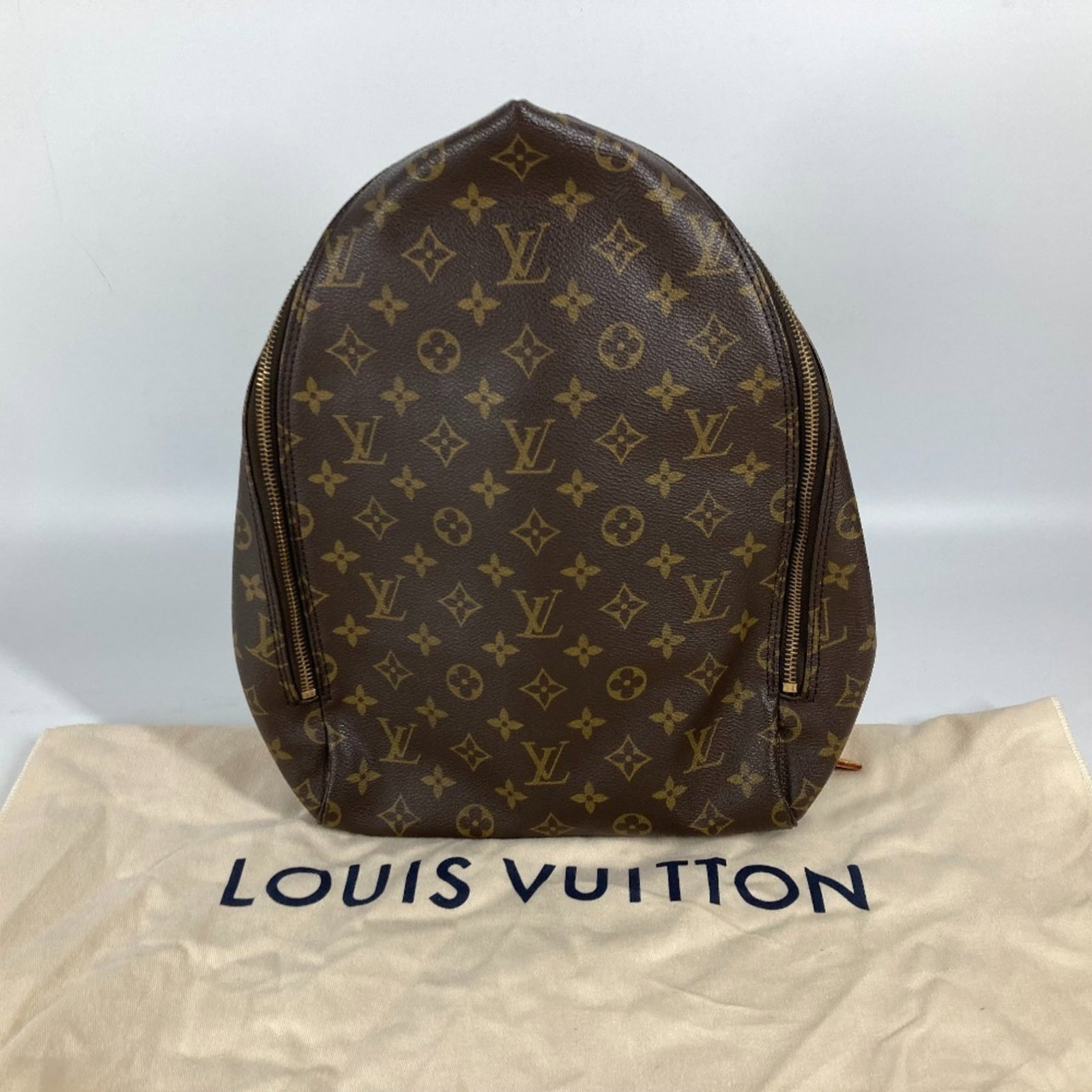 Canvas Backpack Monogram Louis Vuitton: Canvas Backpack Monogram Louis Vuitton Canvas backpack with a distinctive Monogram pattern in brown, featuring a classic urban design. Made from high-quality canvas material, this stylish backpack