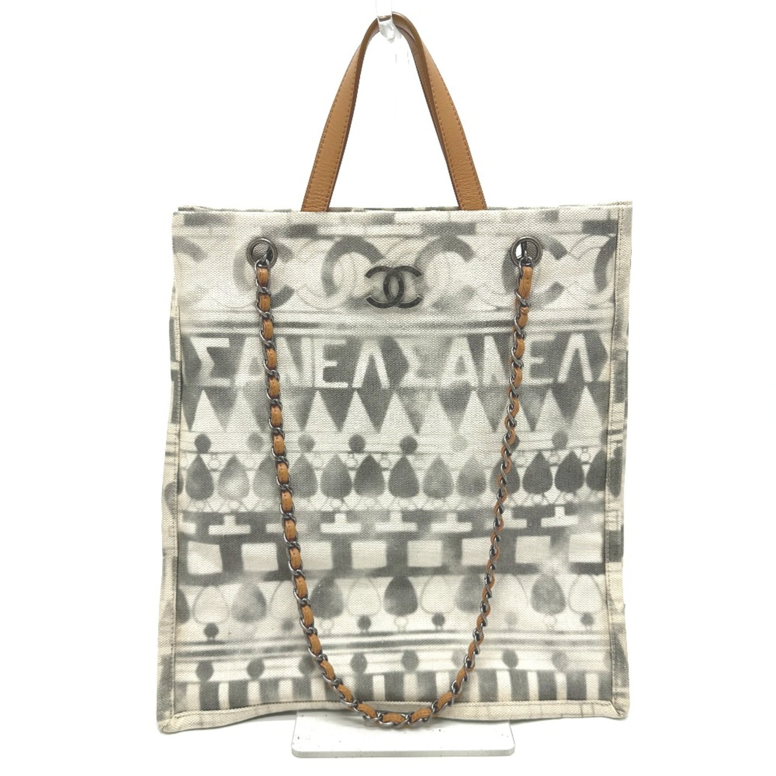 Shoulder Bag Chanel Other: Shoulder Bag Chanel Other Beige Chanel shoulder bag with a classic design, featuring a 10.6-inch handle and a shoulder strap that measures 27.6 inches. The bag's dimensions are 34cm x 36cm x 16cm,