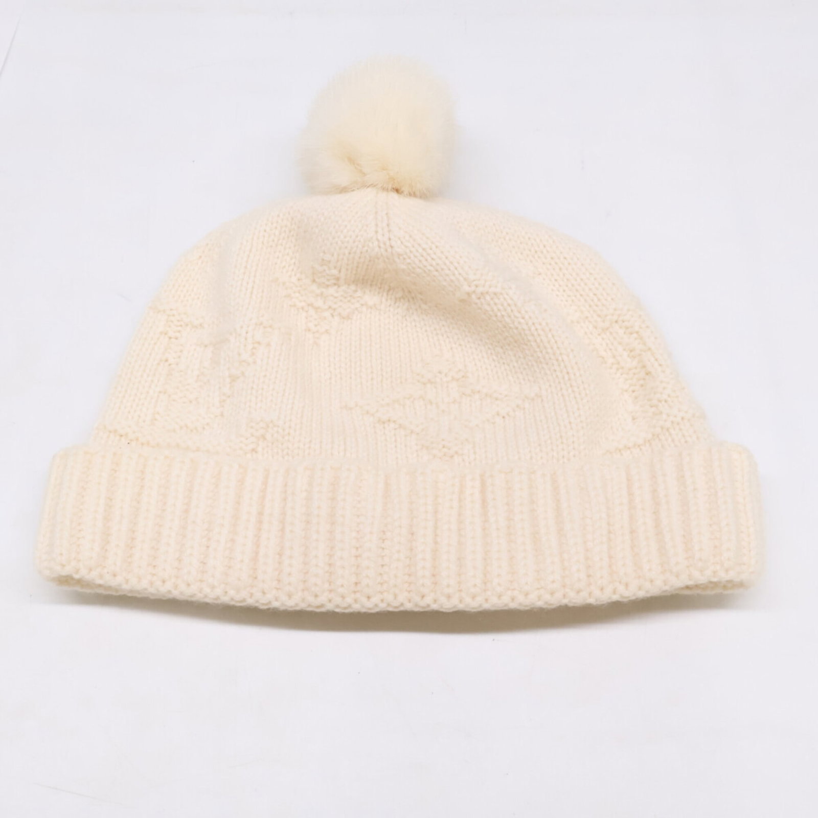 Louis Vuitton Knit Hat: Louis Vuitton Knit Hat Cashmere knit hat from Louis Vuitton, available in ivory color, measuring 18cm in height, made from high-quality cashmere material. This knit hat is a stylish accessory for wome