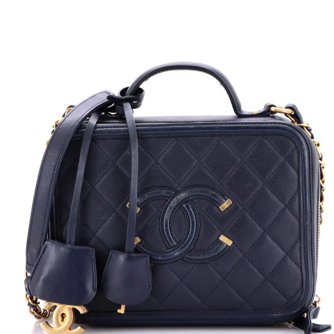 Caviar Quilted Medium Filigree Case Vanity Chanel: Caviar Quilted Medium Filigree Case Vanity Chanel Heavy edge wear and scuffs adorn this iconic Chanel Filigree Vanity Case Quilted Caviar Medium, a testament to its well-worn status. The blue leather 