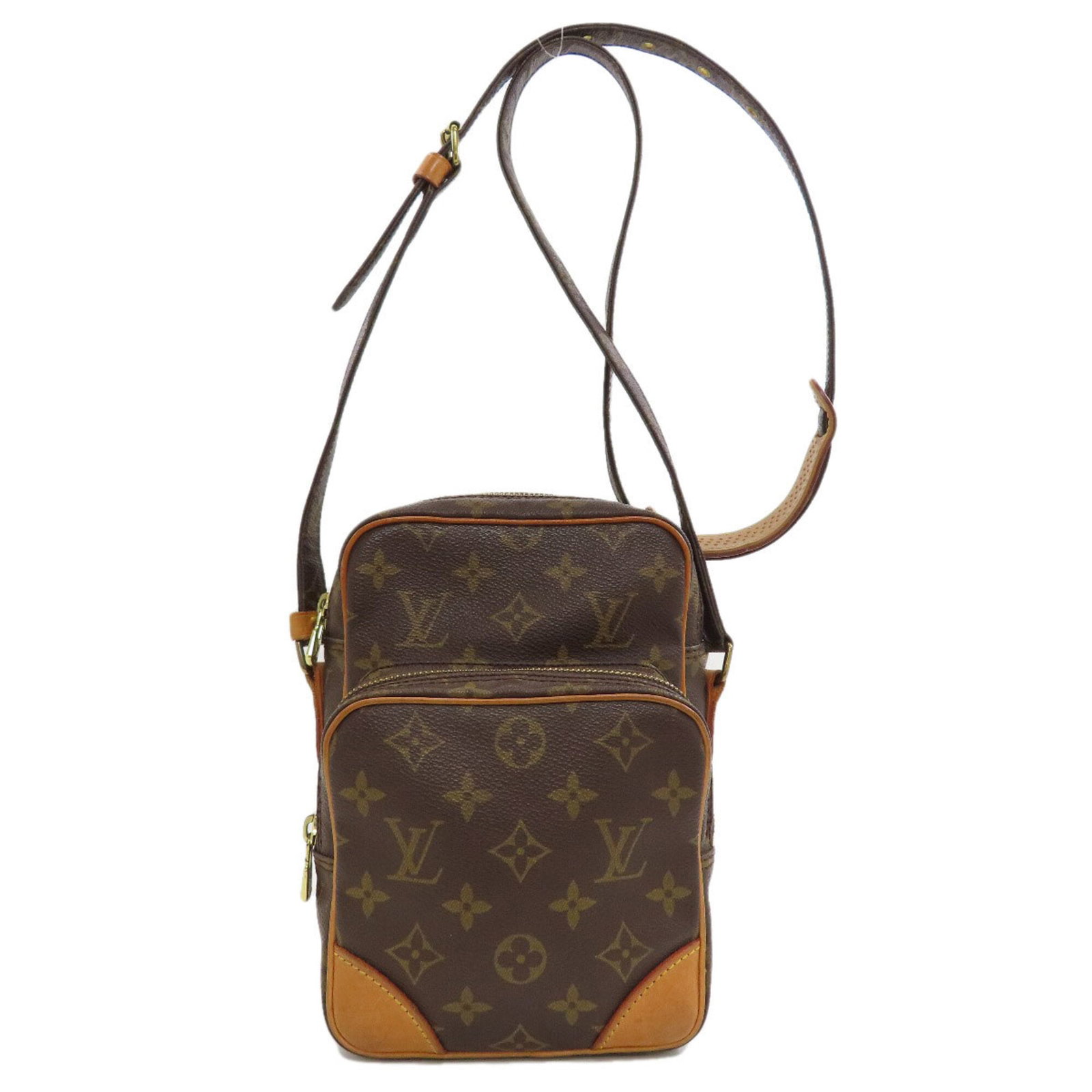 Shoulder Bag Monogram Louis Vuitton: Shoulder Bag Monogram Louis Vuitton Monogrammed with iconic Louis Vuitton design, this shoulder bag boasts a timeless and sophisticated aesthetic. Measuring 21cm x 14cm x 9cm, it offers a compact and