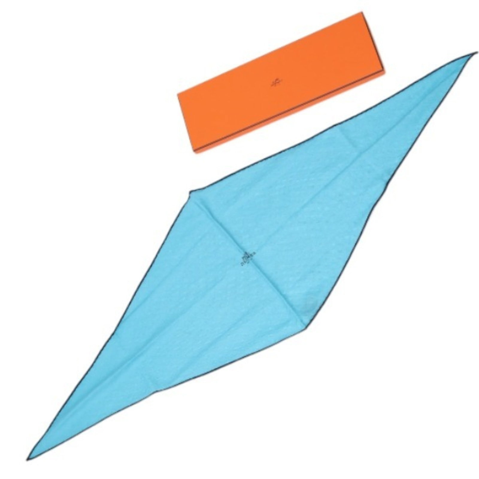 Silk cashmere scarf: Silk cashmere scarf Silk and cashmere blend for a luxurious feel, this 57cm x 57cm blue scarf is crafted from high-quality materials. The scarf comes in a sturdy box, providing a convenient way to sto
