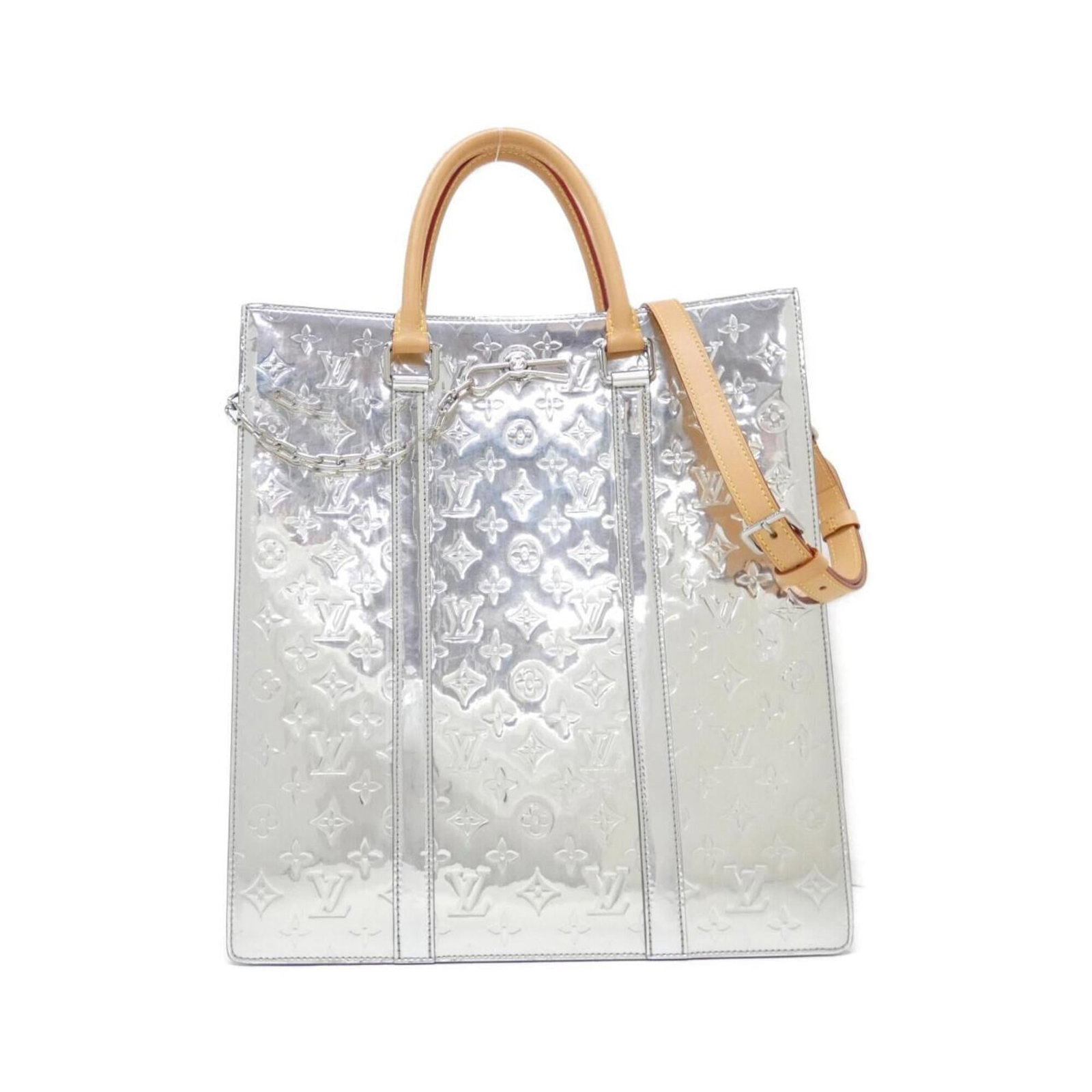 Louis Vuitton Handbag Pvc: Louis Vuitton Handbag Pvc Silver Louis Vuitton PVC Handbag, 40cm x 36cm x 9cm, perfect for everyday carry. This stylish handbag features a sleek PVC material and a classic design that's sure to turn