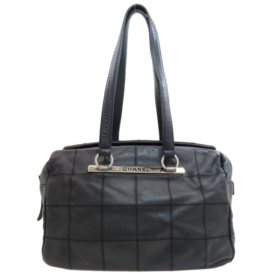 Chanel Choco Bar Silverhardware Tote Bag Grained Calfskin Skin: Chanel Choco Bar Silverhardware Tote Bag Grained Calfskin Skin This exquisite Chanel tote bag is crafted from high-quality grained calfskin skin, featuring a sleek and sophisticated design. The bag's