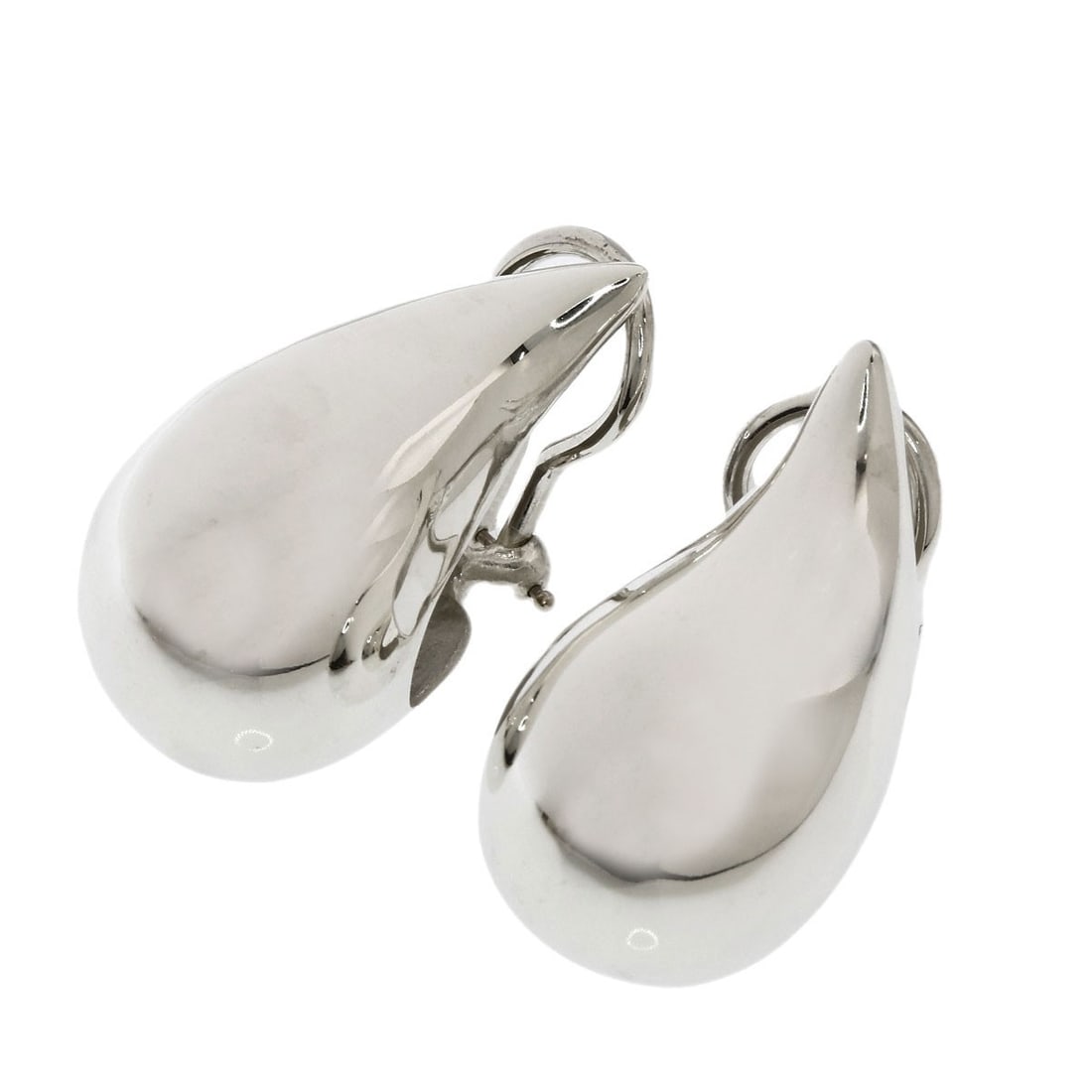 Tiffany Co Teardrop Earring Silver: Tiffany Co Teardrop Earring Silver Silver Teardrop Earring from Tiffany & Co. This elegant earring features a teardrop design made from sterling silver, showcasing a sleek and sophisticated silhouette