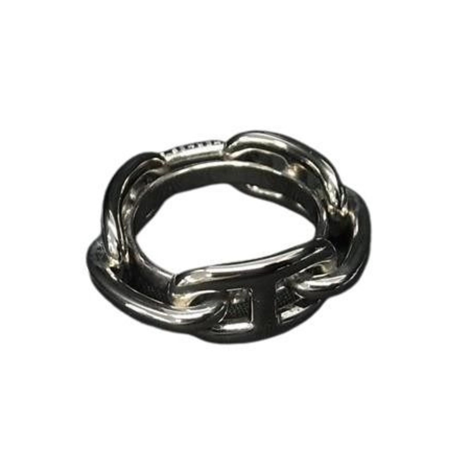 Ring Scarf Metal Hermes: Ring Scarf Metal Hermes Silver Ring Scarf Metal Hermes bears a signature. Made from metal, this compact scarf ring measures 3cm x 3cm x 1cm. Its sleek design makes it a unique accessory. Item