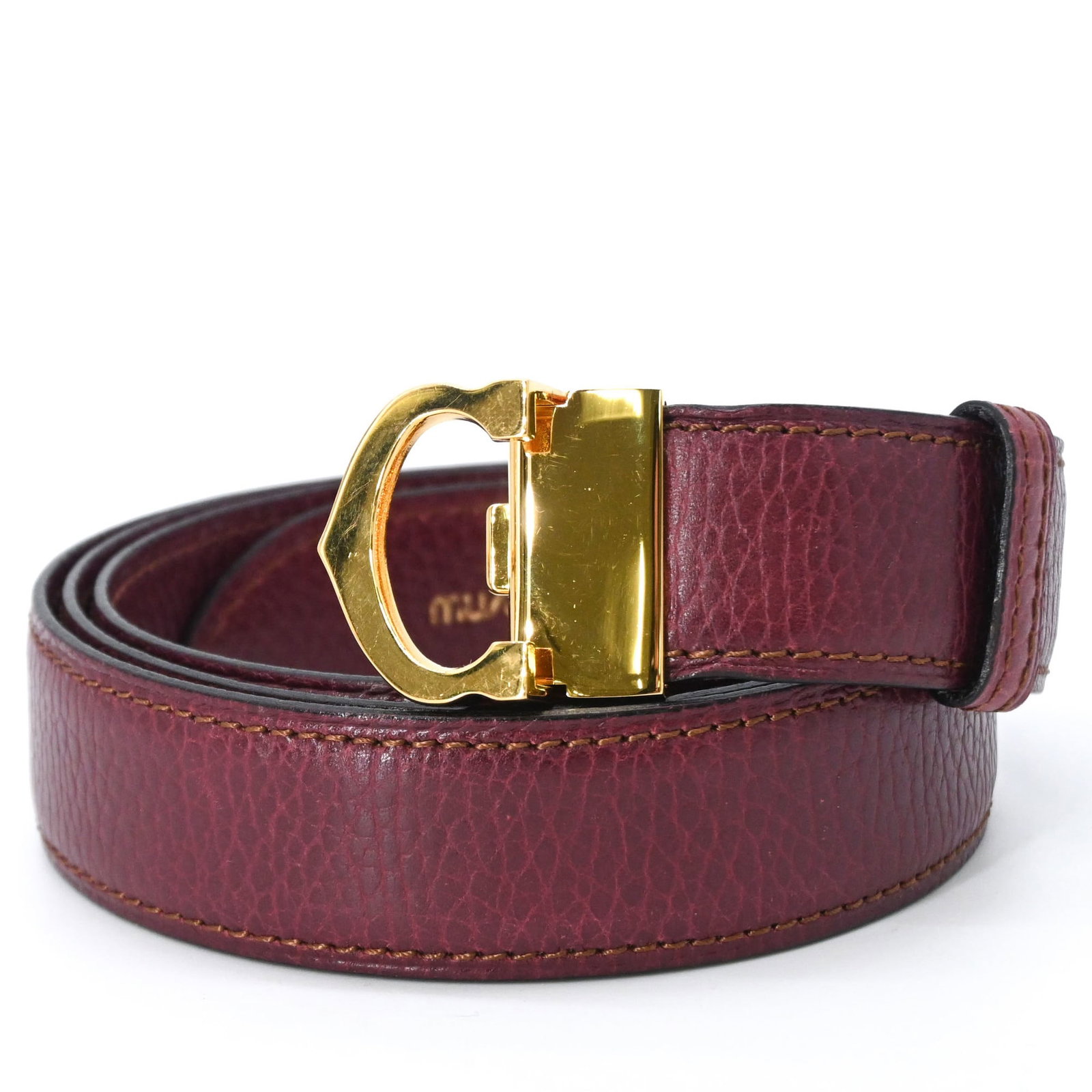 Standard Belt Cartier: Standard Belt Cartier Bordeaux and Red leather straps add a pop of color to this Standard Belt Cartier, a classic design that combines style with a sleek 124cm length. The 3.5cm width provides a