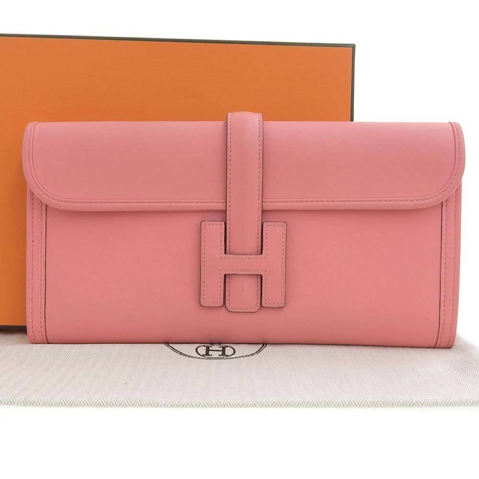 Swift leather Hermes clutch bag: Swift leather Hermes clutch bag Swift leather Hermes clutch bag in pink, featuring a classic flap closure and a sleek, compact design. Made from high-quality swift leather, this clutch bag is a