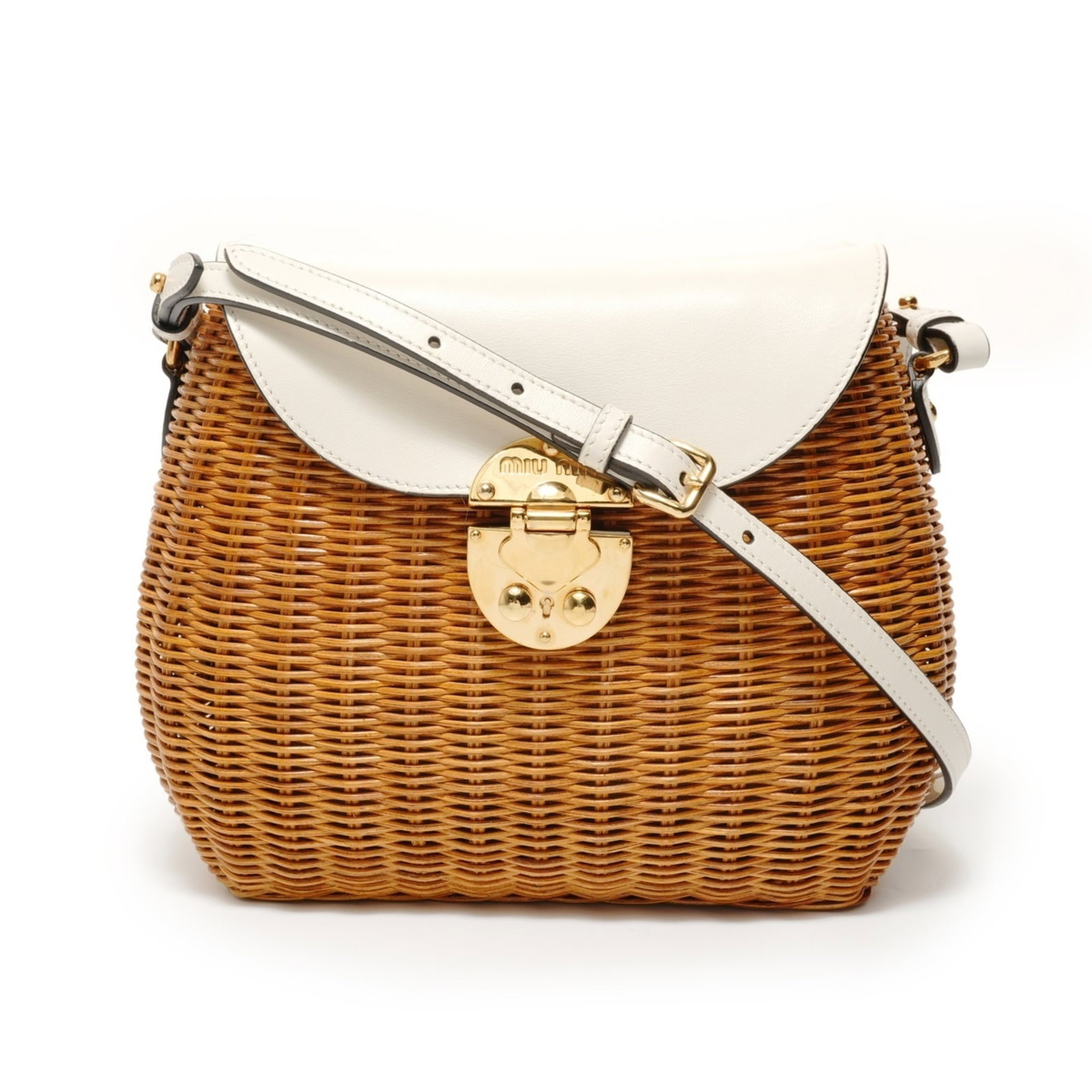 Shoulder Bag Miu: Shoulder Bag Miu Brown Shoulder Bag with signature from the artist. This Miu Miu MPN bag measures 19cm x 25cm x 9.5cm and features a classic design. Its brown color and signature make it a stylish